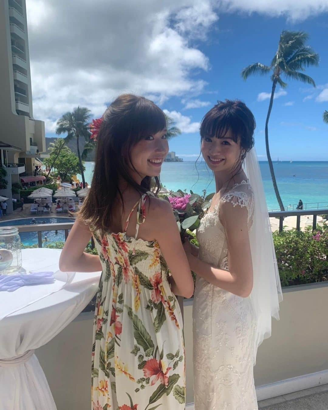 吉羽真紀さんのインスタグラム写真 - (吉羽真紀Instagram)「8月にハワイで結婚式を挙げました🌺 当日はお天気にも恵まれ、夢のような1日でした。 ダイヤモンドヘッド登頂やシュノーケルもみんなで行くと格別で、贅沢な夏休みになりました🐬 参列してくださった方、お祝いしてくれた友達、結婚式を通じて出会った方々 本当にありがとうございました。 また来年もハワイ行けたらいいなぁ🌴 . #wedding #beacondress #beaconbrides #clairepettibone #クレアペティボーン  #ハワイ挙式 #ハワイウエディング #海外ウエディング #ラナイウエディング #結婚式 #hawaiiwedding #halekulani #halekulaniwedding #ハレクラニウエディング  #weddingdress #dressy花嫁 #プラコレ #卒花」9月15日 19時35分 - makiyoshiba_0911