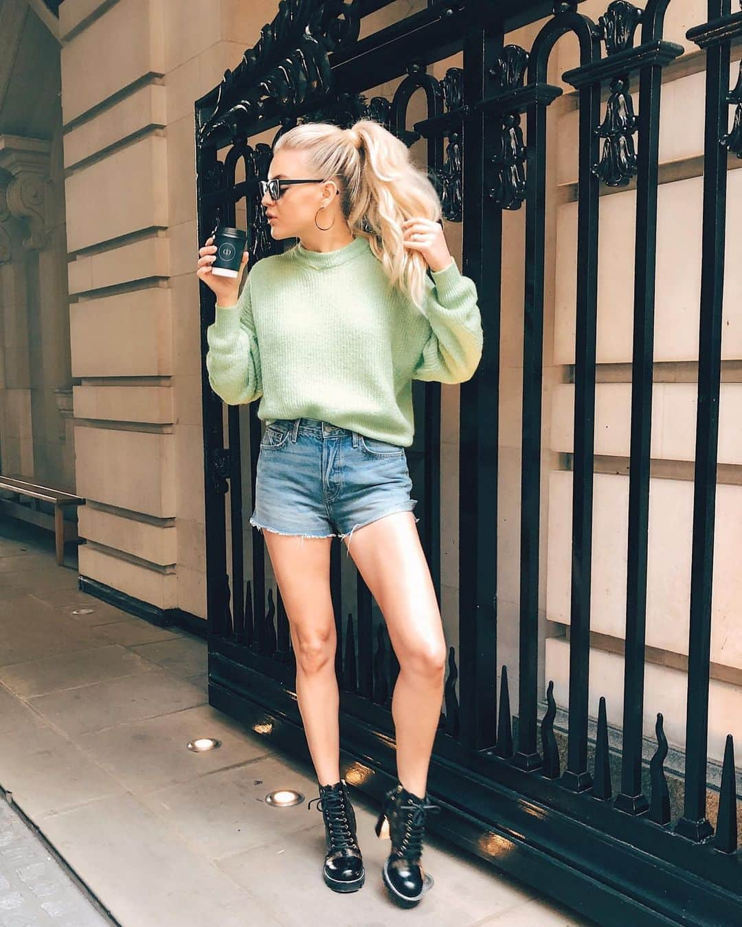 Kelsea Balleriniさんのインスタグラム写真 - (Kelsea BalleriniInstagram)「just over here wearing jorts in the middle of London fashion week 😂」9月15日 19時32分 - kelseaballerini