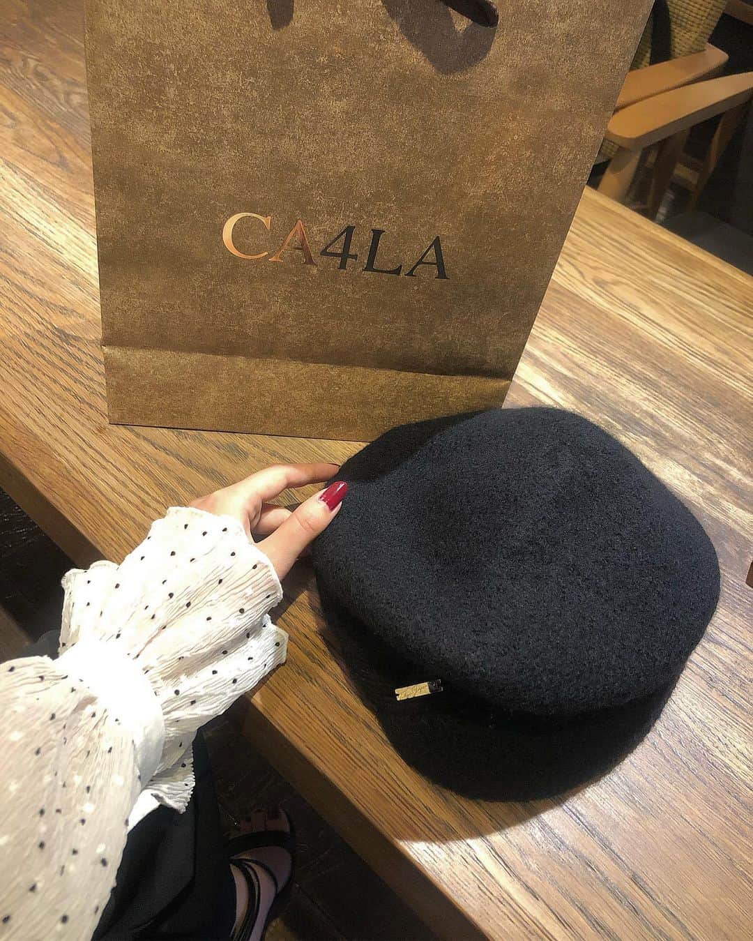 石川晶子（あきぽよ）さんのインスタグラム写真 - (石川晶子（あきぽよ）Instagram)「この前CA4LAで買った帽子可愛くてお気に入り🥰 形が最強にかわいい！ 帽子ってずっと使えるからいいものを長くずっと使いたい派🥺 . . #カシラ #ca4la #帽子」9月15日 19時33分 - i_am____aki