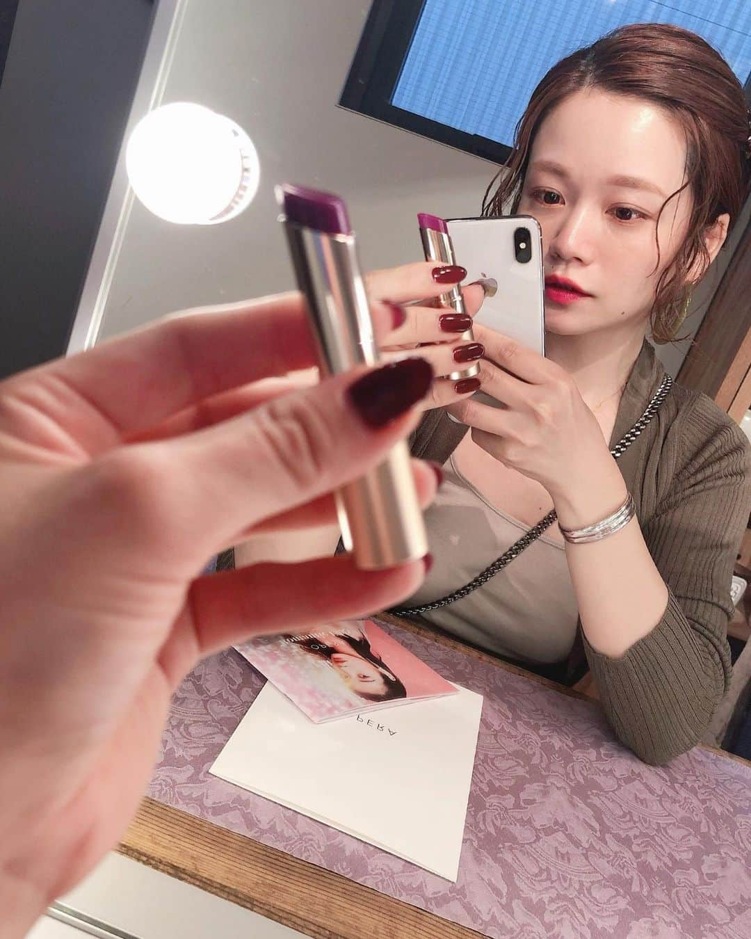 高山直子さんのインスタグラム写真 - (高山直子Instagram)「ピントの前と後ろ🙂💄🙃💄﻿ 昨日は大好きなオペラの限定色イベントへ。﻿ 限定色が爪と同じ色〜🍇﻿ 見た目よりもつけるとすっごい馴染む大人色で超絶可愛かったよ！🥺﻿ 最近赤系メイク好きだったのが、唇ほんのりボルドー系に一気に引き込まれた💜﻿ また載せます✨﻿ ﻿ ﻿ #女優ライトの凄さたるや﻿ #オペラリップティント﻿ #透ける秋色のくちびる﻿ #opera_secretparty﻿ #operacosmetics﻿ #PR」9月15日 19時40分 - nao_70koro