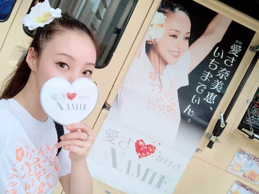 のインスタグラム：「タイムス前でステッカーGET❣️ お腹減りすぎて写真撮るの忘れてちゃったけど、 バナナクリームワッフル美味しかった🍌 ・ #安室奈美恵 #安室ちゃん #namieamuro #アムコス #アムラー #アム活 #沖縄 #那覇 #沖縄タイムス #やまがみベーカリー #おきなわっふる #okinawaffle  #愛さ奈美恵いちまでぃん #のはなみえ」