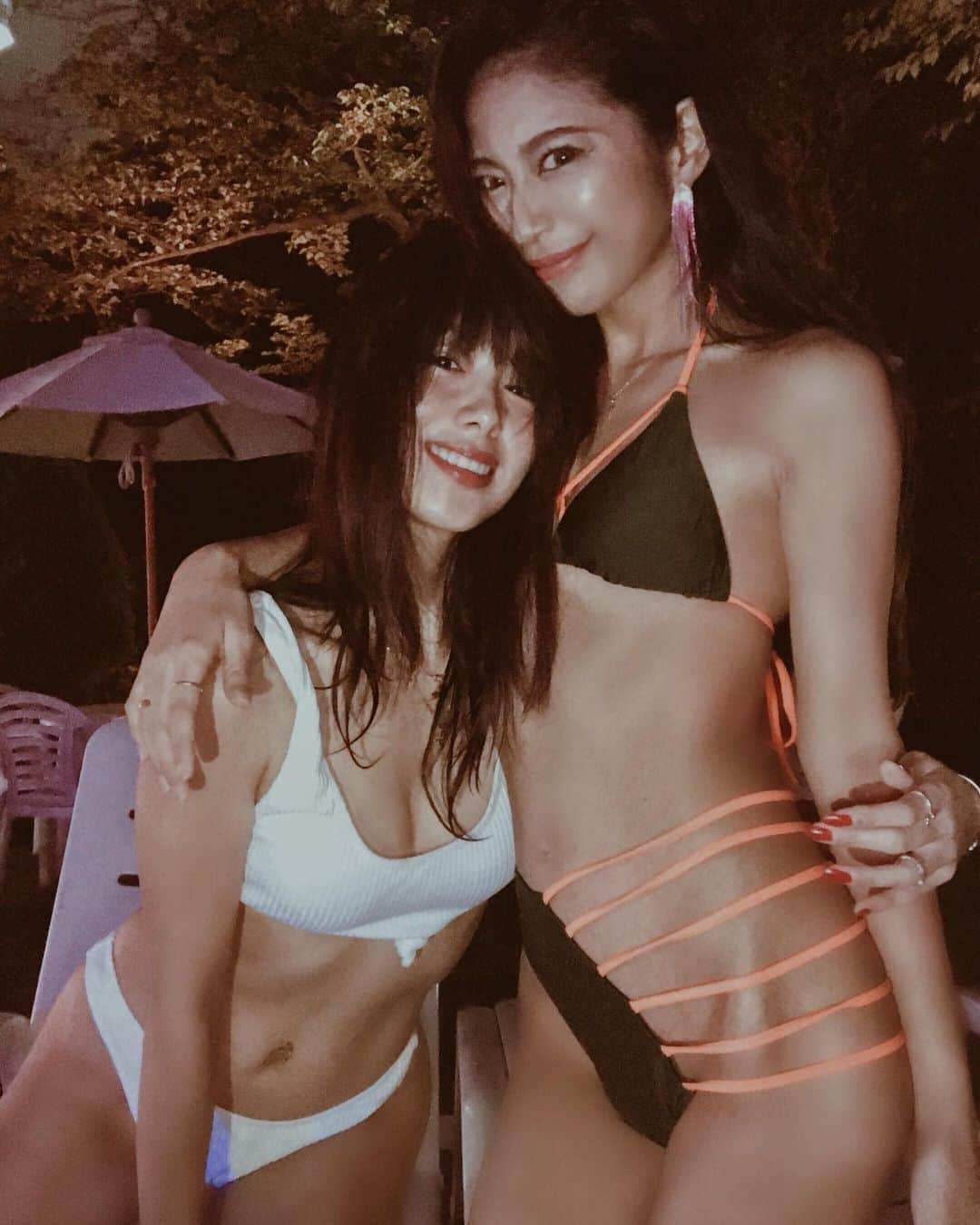 のインスタグラム：「𝒏𝒊𝒈𝒉𝒕 𝒑𝒐𝒐𝒍 𝒅𝒂𝒕𝒆👩‍❤️‍💋‍👩 . 必死に潜って遊んでるのうちらだけで皆インスタに夢中だった！  寒すぎてこの後のご飯は隣席にひっついて必死になって肉吸いすすってた。 . 最高に楽しい日だったの❤️ . #pool #nightpool #tokyotower #japan #tokyo #japanesegirl #bikini #swim #swimwear #夏の終わりの思い出」