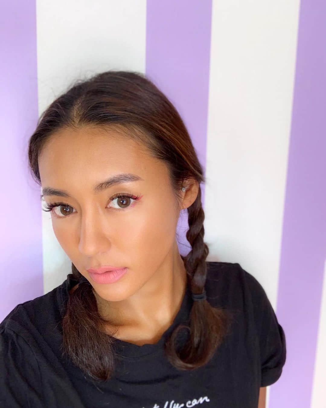 内藤陽子のインスタグラム：「最近のお気に入りはノーアイシャドウ、ショッキングピンクのアイライン💟メイベリンのカラフルライナーが発色良くて👏 #maybelline  #pink #アイライナー」