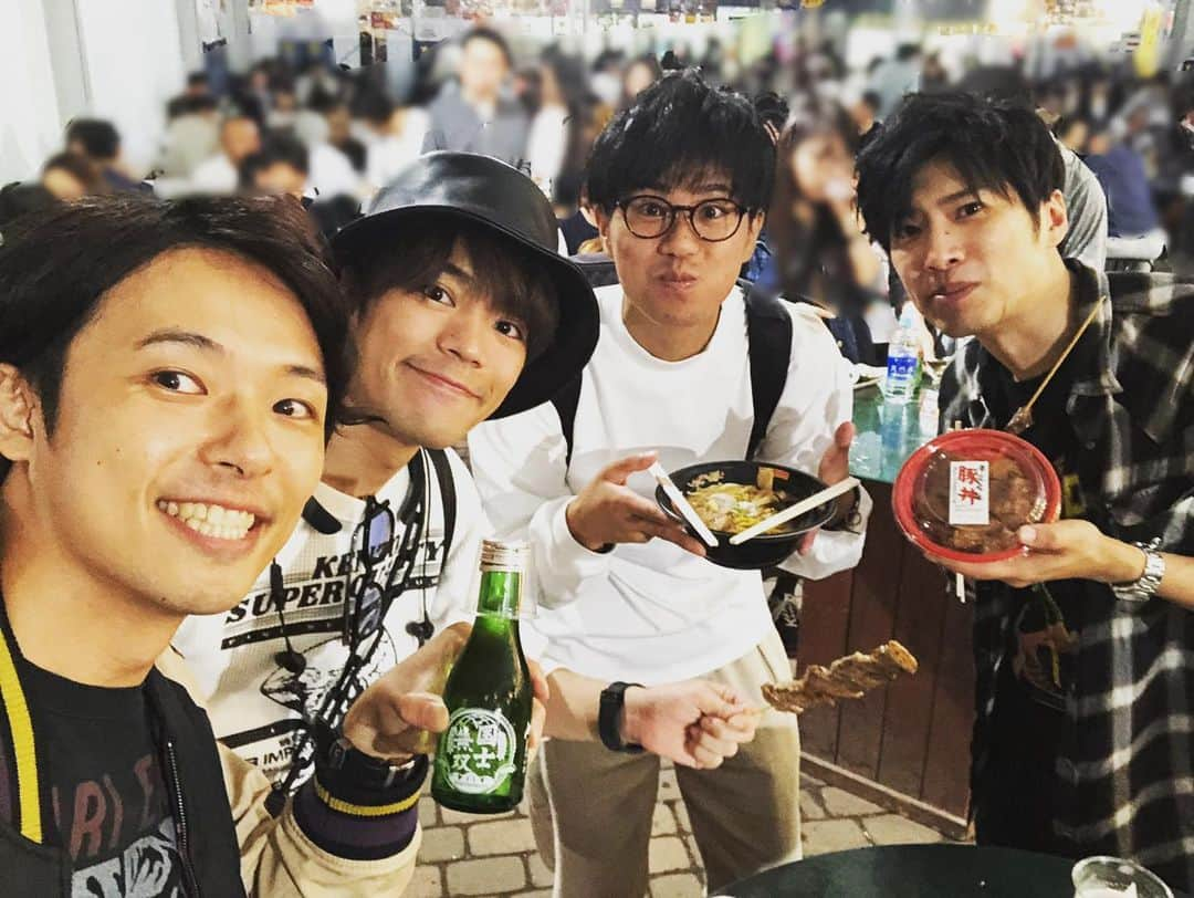 小野賢章さんのインスタグラム写真 - (小野賢章Instagram)「帰りに札幌のオータムフェスにちょろっと行ってきました。 牛串買ったら、コロッケサービスしてくれて…最高🤦‍♂️✨」9月15日 19時48分 - kenshoono1005