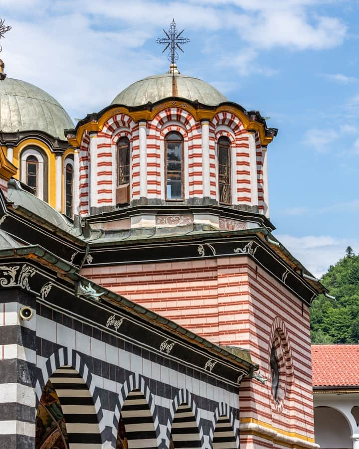 ルフトハンザさんのインスタグラム写真 - (ルフトハンザInstagram)「Decorated with colorful frescoes, the Rila Monastery seems like a piece of art which is embedded in the wooded Rila Mountains. #Lufthansa #CityOfTheMonth #Sofia」9月15日 20時01分 - lufthansa