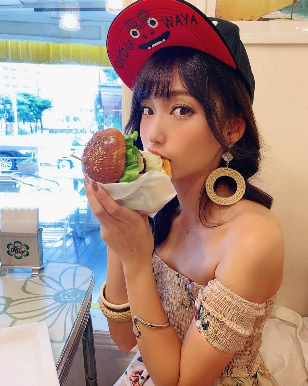 引地裕美さんのインスタグラム写真 - (引地裕美Instagram)「スワイプしてね❣️➠➠➠ . . なぜかハンバーガーが無性に食べたくなって ハンバーガー食べにBinへ🍔💘 . 何年振りかのハンバーガー🍴 おいしすぎた😋💕 . . #引地裕美 #モデル #rq #レースクイーン  #沖縄旅行 #沖縄カフェ #ハンバーガー #얼스타그램 #照片 #粉我 #みんちゃんカフェ巡り #カフェ巡り」9月15日 20時01分 - yuumihikichi