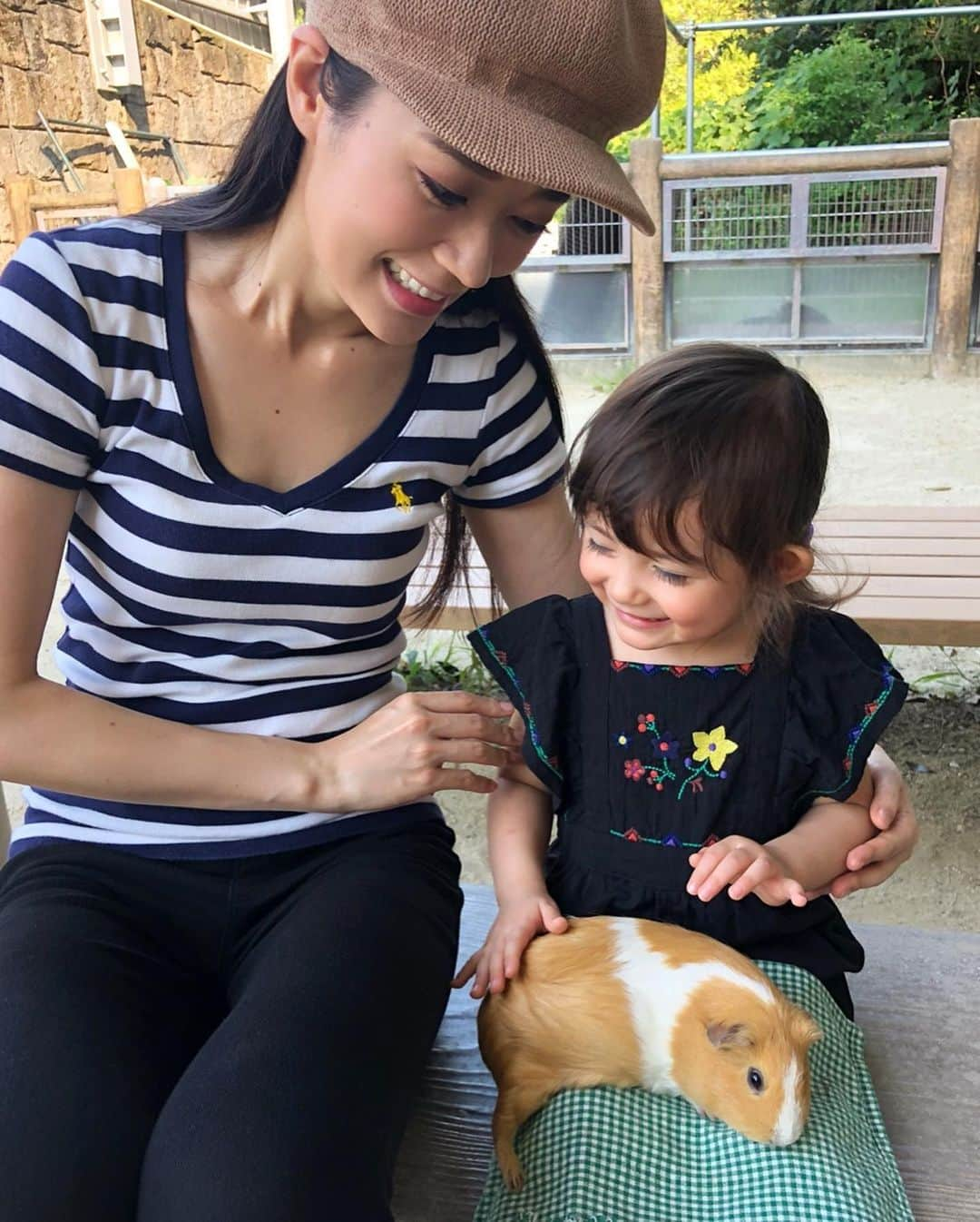 舟橋菜々さんのインスタグラム写真 - (舟橋菜々Instagram)「今日は動物園へ行ってきました🐯🐹🐵🦉🐨🦊 目当てのモルモットの触れあいや、前回見過ごしたゴリラも見る事が出来て満足でした🦍✨ モルモット、優しく上手にナデナデ出来ました💯 フワフワで可愛かったね〜😊 Patting a guinea pig experiment at the zoo! #guineapi#animal#zoo#cute#baby#justbaby#instababy#kid#love#happy#smile#fun#可愛い#モルモット#動物園#赤ちゃん#子供#2歳#育児#子育て#親バカ部#ベビフル#ママリ#コドモノ」9月15日 19時54分 - wombatnana