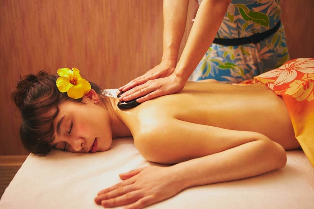 スパ ラクーア公式のインスタグラム：「. 【心もからだもほぐされる極上のエステ体験を】 . スパ ラクーアには、エステやヘッドスパ、タイ古式など、全部で11もの専門サロンが揃っています✨ . 一般的なサロンとの大きな違いとしては、#温泉 や #サウナ 、#岩盤浴 で身体を温めた直後に施術が受けられること💡 身体がポカポカに温まった状態でトリートメントを施すと、普段よりもしっかりと身体をほぐすことができ、一段と癒しの効果を実感できるのです。 . ｢ラニカイ・ハワイ(@lanikai_hawaii_laqua )では、#ロミロミ というハワイ伝統のトリートメントが体験できます🌺ひじや腕などを使い、体重をかけて深く揉みほぐすゆったりとしたリズムのトリートメントは、至福のひととき間違いなしです🏝️ . 温泉+エステで、+αの効果を実感してください✨ . . #スパラクーア #スパ #ラクーア #温泉 #サウナ #岩盤浴 #温活 #サ活 #サウナ女子 #デトックス #リゾート #リフレッシュ #リラックス #自分へのご褒美 #エステ #トリートメント #ボディケア #癒し #ハワイ #ロミロミ  #ワタシのためにひと肌ぬごう」