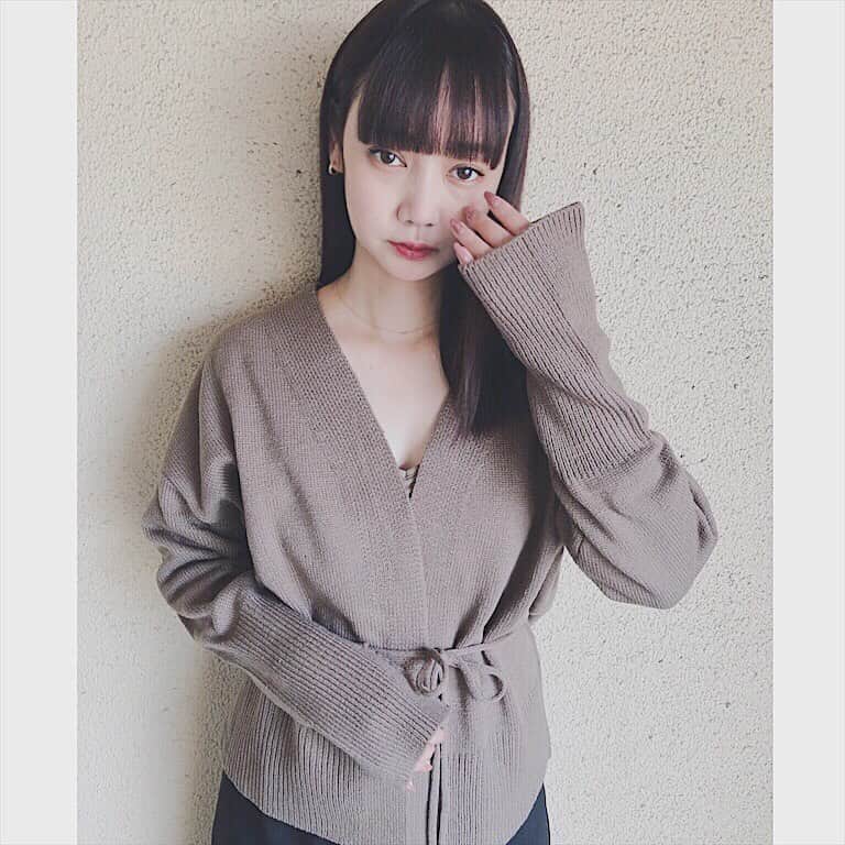 西本早希のインスタグラム：「・ 福岡も 肌寒くなってきたなぁ 😶♡ カーディガンだいすきだから うれしい ♡ @fifth_store ・ #フィフス #fifth #fifthtl #ウエストマークニットカーディガン #カーディガン #秋アウター#ootd」