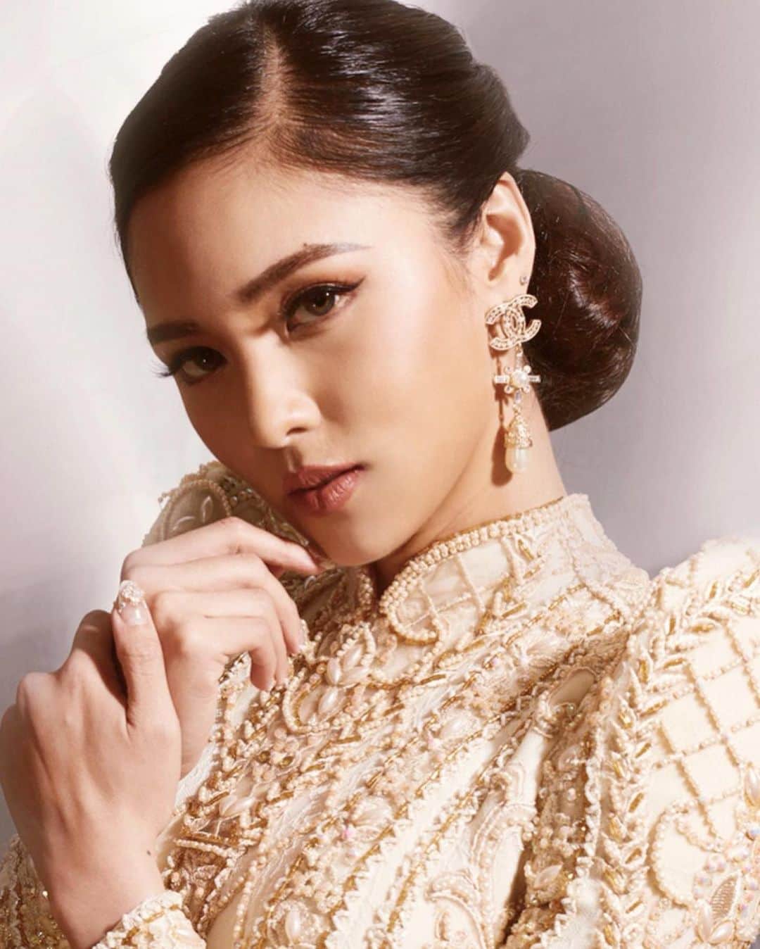 Kim Chiuさんのインスタグラム写真 - (Kim ChiuInstagram)「Traje de Magdalena by @benjleguiab_iv ✨  Filipiñana long sleeves  Barong represent "Brave Filipina" like Magdalena Estiosta Leones Also known as Lioness of Filipina Agents back in world war II.✨🇵🇭. . thank you mamas for my look last night!!!❤️ love you all!😘 and gee thank you😘. makeup: @jakegalvez  hair: @iammjrone  nails: @mimsqiu @minmeluxurynails . styling: @adrianneconcept . Gown: @benjleguiab_iv . photos : @gp10 . #abscbnball2019 #abscbnball」9月15日 20時05分 - chinitaprincess