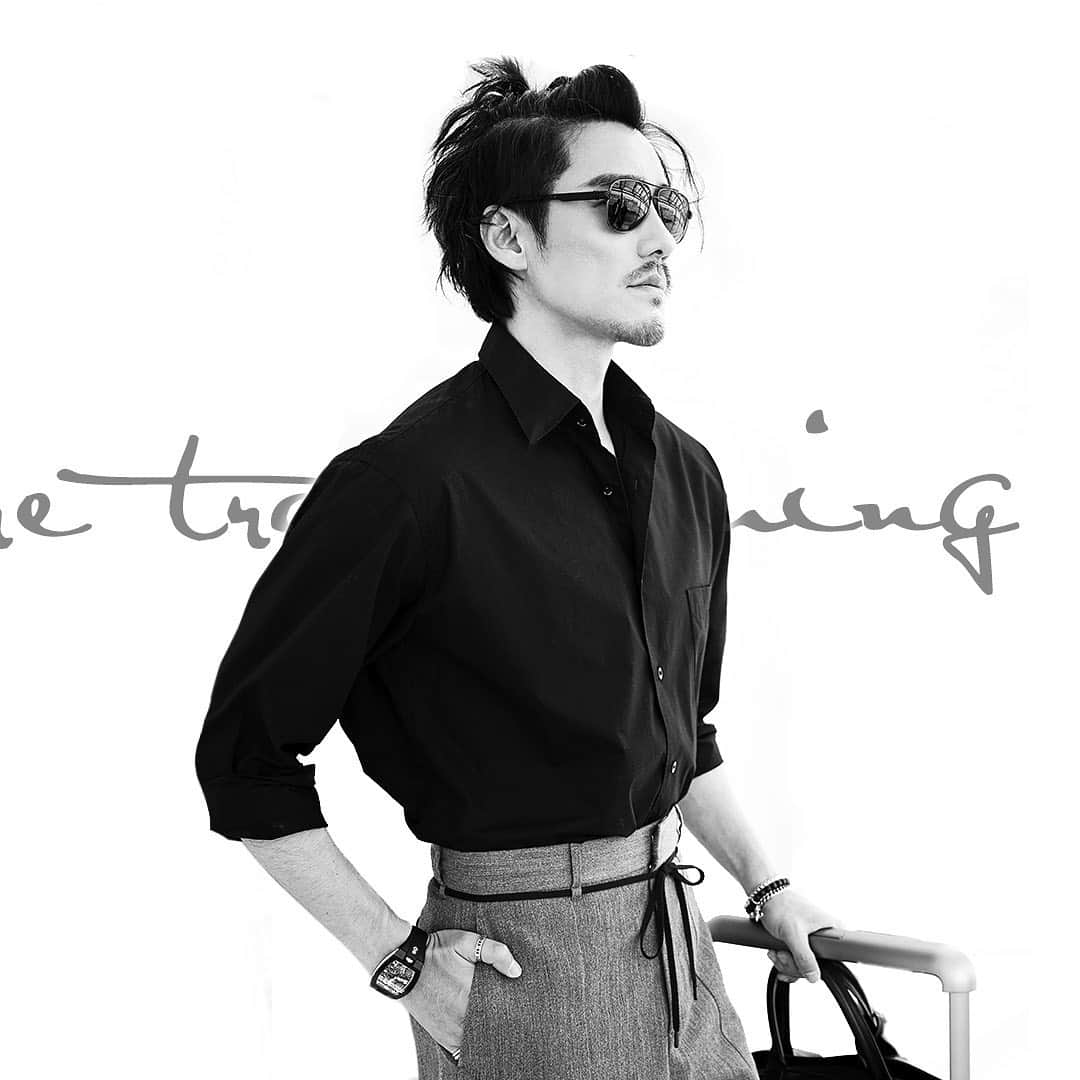 フー・ビンのインスタグラム：「Always loved being photographed in black and white, it’s just so magical and I remember exactly what I was thinking and how I felt when taking the photos. As if my soul has been transcended into two dimensional space where my spirit will live forever.  #hubing #lifestyle #lfw #britishfashioncouncil #ss2020 #runway #fashionshow #londonfashionweek #luxurylifestyle #후빙#胡兵 #フービン #胡兵时尚观点 #胡兵全球Go  #fashiontrip #fashion #fashionicon #fashionindustry #gentlemen #chinesegentlemen #actor #chineseactor #chinesemodel #asianactor #style #styleman #menswear #mensstyle」