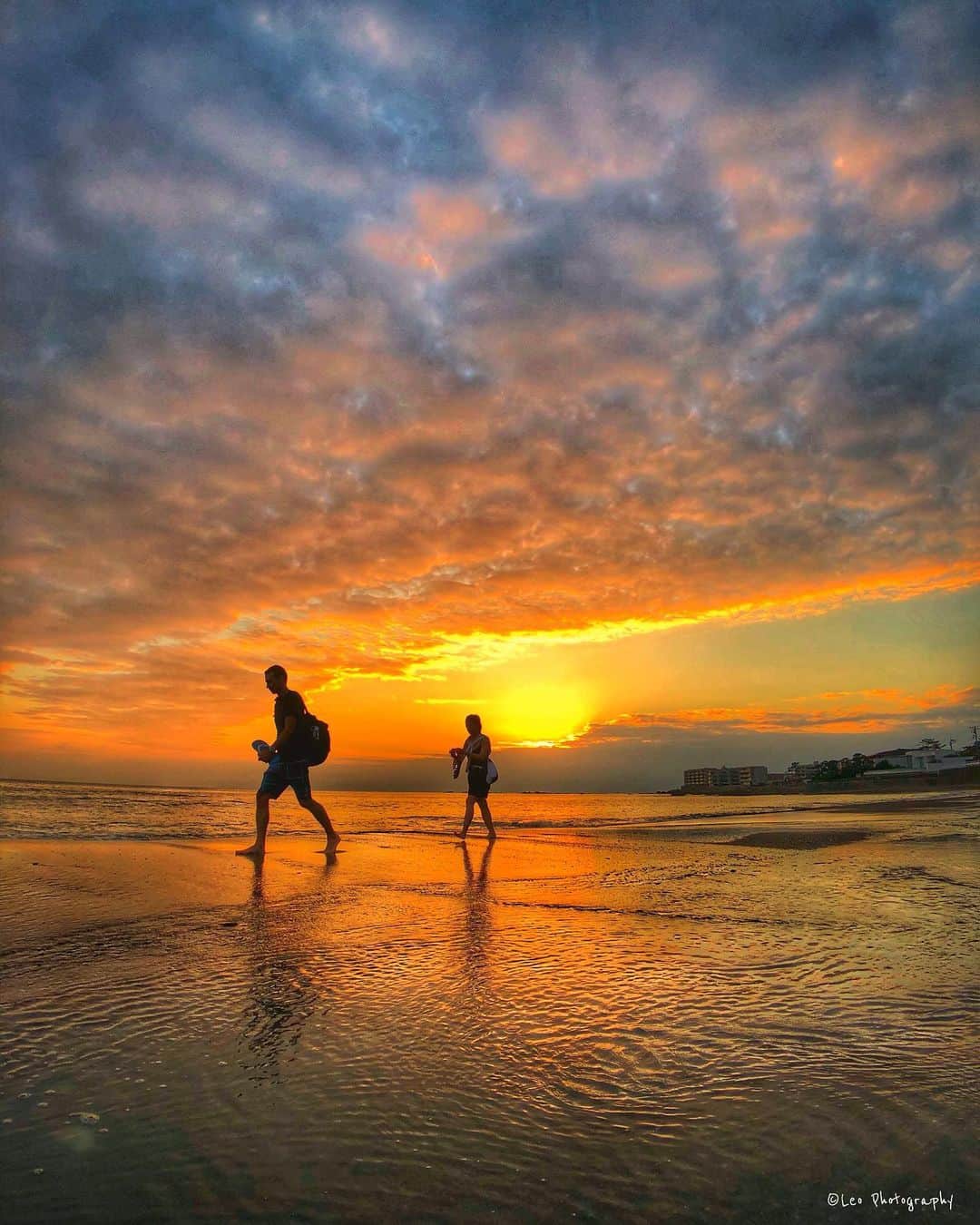 leo7000のインスタグラム：「久々に近所の浜辺で海散歩 秋っぽい空になりました🌄🌅 IG皆さん、明日も素敵な休日を~♪😊👋🏻 🍺🍺✨」