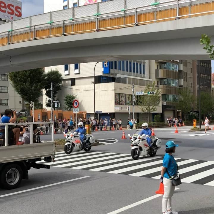 本野大輔のインスタグラム：「東京オリンピック代表選考会。 MGC（マラソングランドチャンピオンシップ）  私は巨人VS阪神の中継で東京ドームに来ています。 タイミング良く沿道からMGCを観ることができました。  それにしてもトップ選手は早い。 沿道の盛り上がりも凄い。 東京オリンピックでは、もっと熱狂的になるんでしょうね。  今日の阪神は終盤に逆転負け。 ホームランの威力をまざまざと見せつけられました。 明日の巨人阪神伝統の一戦は、読売テレビで放送です。 是非ご覧ください。  #mgc #東京 #東京ドーム #阪神タイガース #巨人 #マラソン #読売テレビ #プロ野球」