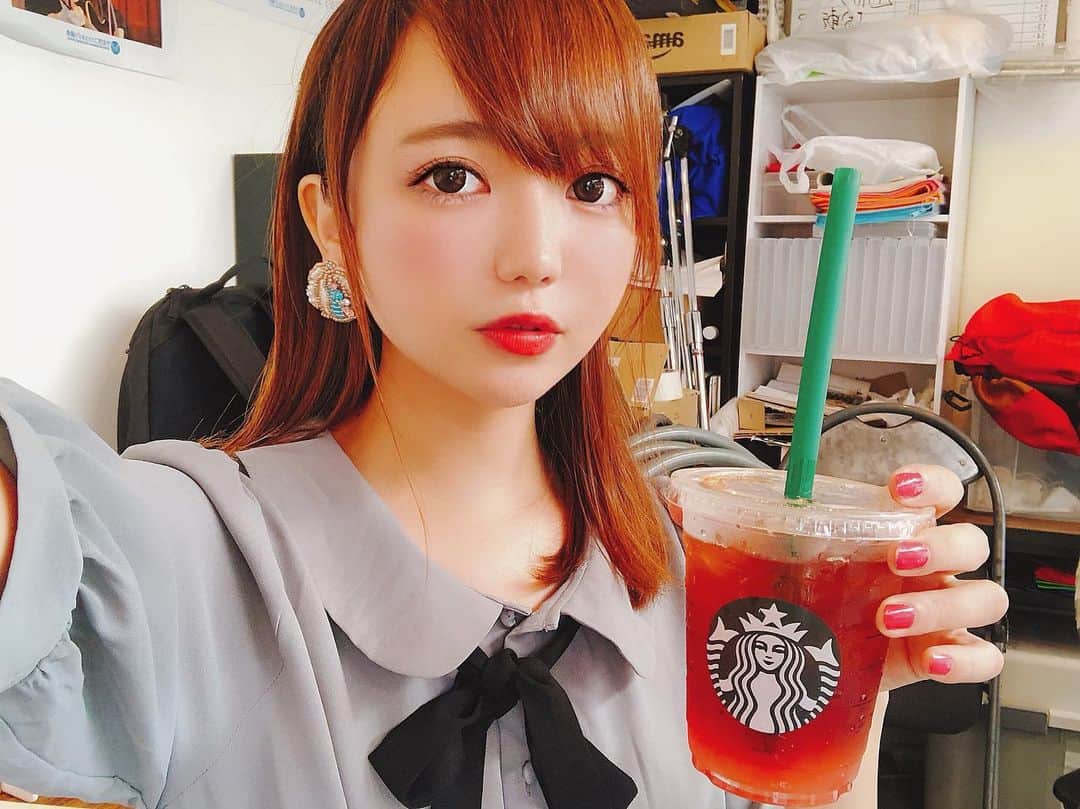 のインスタグラム：「下北駅前で、似顔絵会やった✌︎4時間ぶっ通しで人の似顔絵かいたー！超楽しかった。今日あったすべての人々ありがとー。すき  #下北沢 #スタバ #ベイクドアップルアイスティー #ベイクドアップル #Starbucks #starbucksjapan #スタバ新作 #ピンクアップルコンポート #似顔絵会」