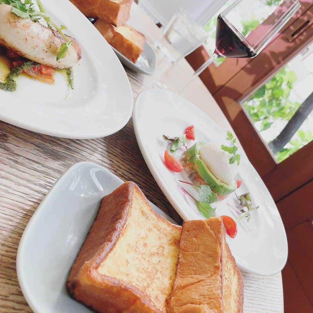 ERICAさんのインスタグラム写真 - (ERICAInstagram)「MERCER BRUNCHでの一コマ🍷🍽 光がたくさん入る大きな窓が好き(๑>◡<๑)✨🌈 会話も弾むしここのフレンチトースト好きなんですよね。  #love #style #photooftheday #instalike #instadaily #smile #webstagram #美容 #コスメコンシェルジュ #happy #tokyo #gingergolfteam #japan #ห้องสวีท #木漏れ日 #日向ぼっこ #blunch #フレンチトースト #笑顔 #幸せ #tokyocafe」9月15日 20時11分 - erica_lillian1983