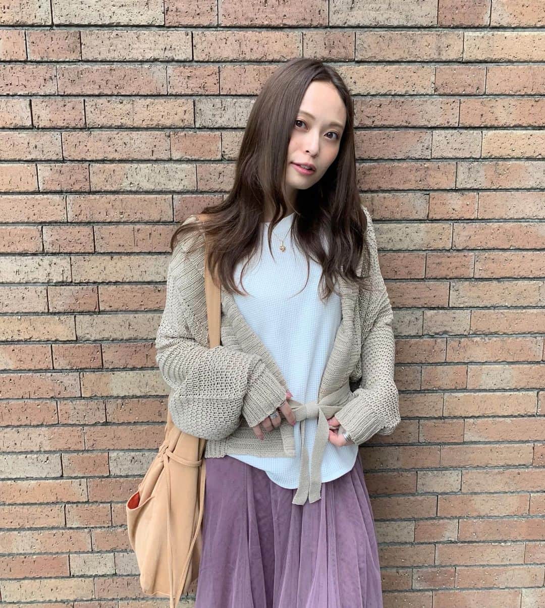 のインスタグラム：「♡♡ . . この間のcode👠✨ . .  cardigan / #RENAIKEIKAKU  tops / #UNIQLO  bag / #ACCOMMODATE  skirt / #fifth . . 今日は暑かったけど、 最近涼しいよね🙊💜 . . 寒くて震えるのが嫌やから もぉ既に長袖きてます👍笑 . . #ren_style #mai___fashion #mai___code#code #コーデ #コーディネート #coordinates #fashion #ファッション#outfit #笑顔 #smile #ootd #お洒落さんと繋がりたい #可愛い #秋コーデ #カジュアル #カジュアルコーデ #ラフコーデ #ニットコーデ #ニット #knit #ニットカーディガン」