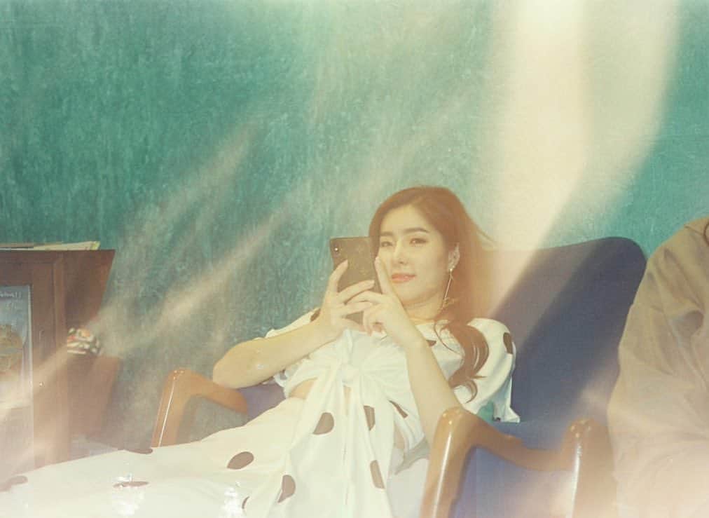 のインスタグラム：「_* freud took it 🎞 @freudonidas . . เนียงเอย ท่านั่งเอย 🤦🏻‍♀️」