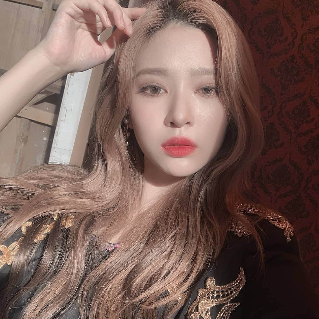 IZ*ONEさんのインスタグラム写真 - (IZ*ONEInstagram)「위즈원!! 뱀파이앚(?) 봤어요?! 뱀파이어 된 기념으로 센 척해봤어용..ㅋㅋ 벌써 추석 연휴가 끝나가네요! 맛있는 거 많이 먹고 푹 잤어요?! 마지막까지 열심히! 쉬기😊😊 보고 싶어요💕💕 ⠀ ウィズワン!! バンパイヤIZ(?) 見ました?! バンパイヤになった記念にキメ顔をしてみましたぁ..ww あっという間に秋夕が終わりを迎えましたね! 美味しいもの沢山食べてゆっくり休めましたか?! 最後までちゃんと！休んでください😊😊 会いたいです💕💕 ⠀ #민주 #ミンジュ #IZONE #아이즈원 #アイズワン」9月15日 20時27分 - official_izone