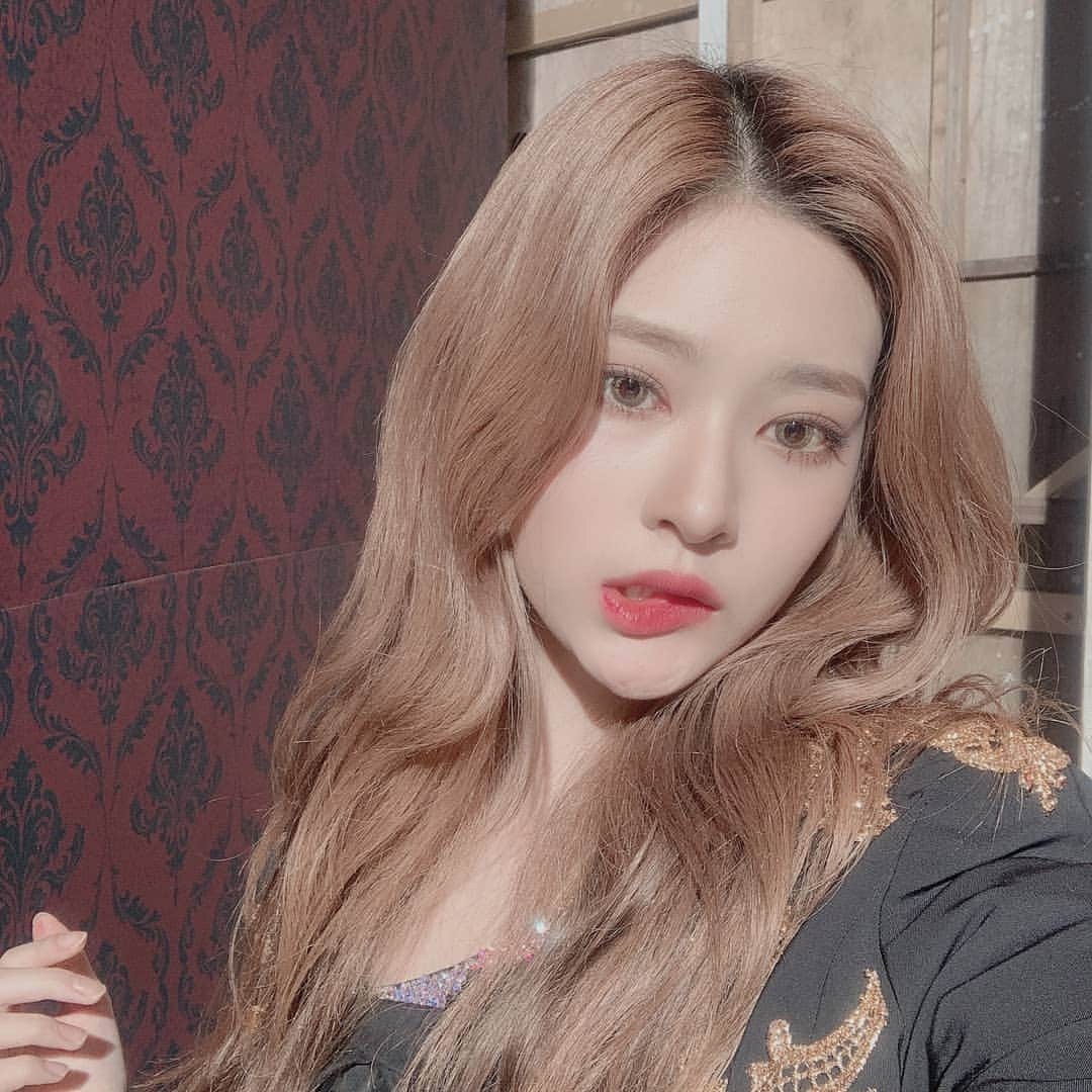 IZ*ONEさんのインスタグラム写真 - (IZ*ONEInstagram)「위즈원!! 뱀파이앚(?) 봤어요?! 뱀파이어 된 기념으로 센 척해봤어용..ㅋㅋ 벌써 추석 연휴가 끝나가네요! 맛있는 거 많이 먹고 푹 잤어요?! 마지막까지 열심히! 쉬기😊😊 보고 싶어요💕💕 ⠀ ウィズワン!! バンパイヤIZ(?) 見ました?! バンパイヤになった記念にキメ顔をしてみましたぁ..ww あっという間に秋夕が終わりを迎えましたね! 美味しいもの沢山食べてゆっくり休めましたか?! 最後までちゃんと！休んでください😊😊 会いたいです💕💕 ⠀ #민주 #ミンジュ #IZONE #아이즈원 #アイズワン」9月15日 20時27分 - official_izone