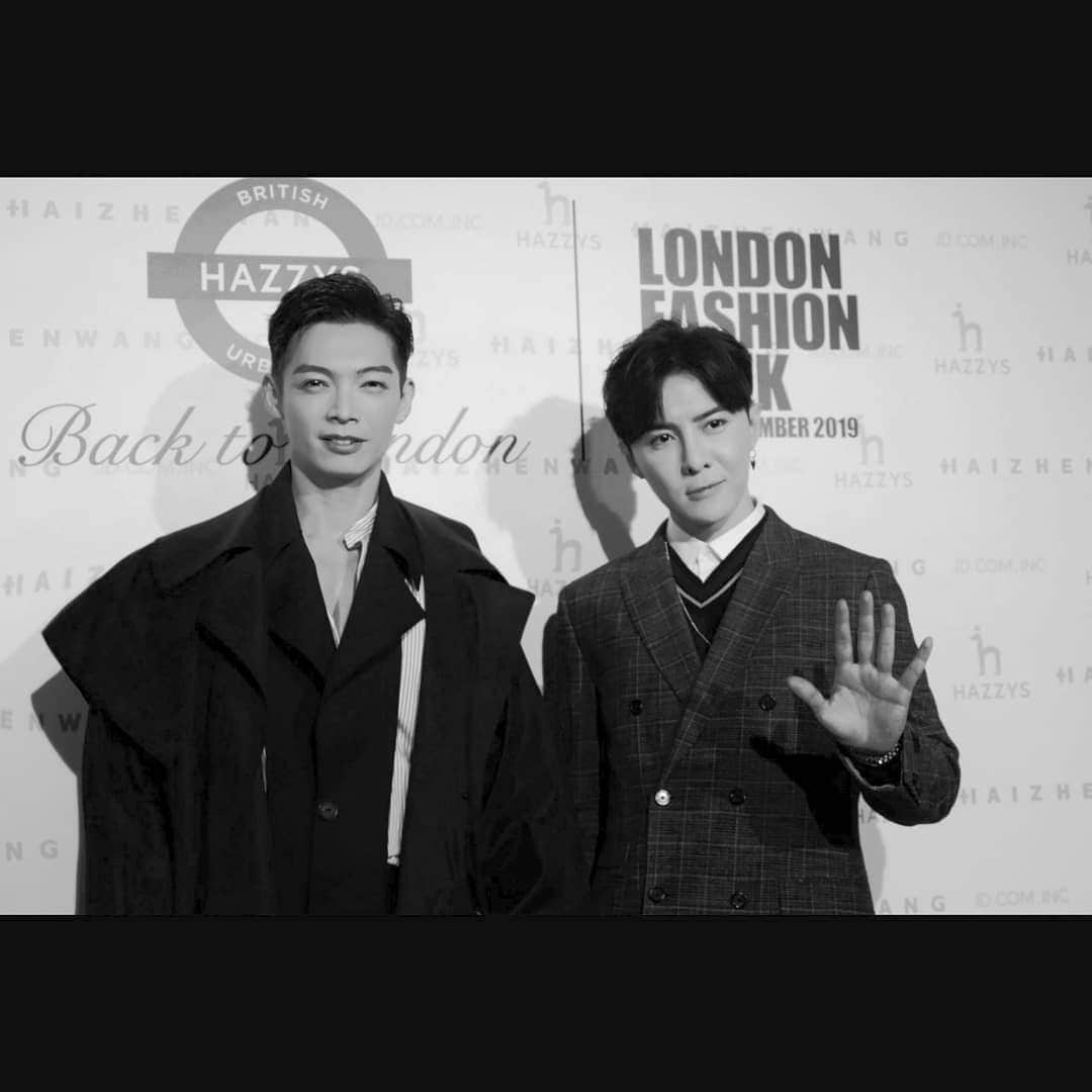 ダンソン・タンのインスタグラム：「跟兄弟一起看秀 也看兄弟走秀 帥 👀👀 @calvinchen777 #LONDON #londonfashionweek #DT #唐禹哲 #HOTHEART #」