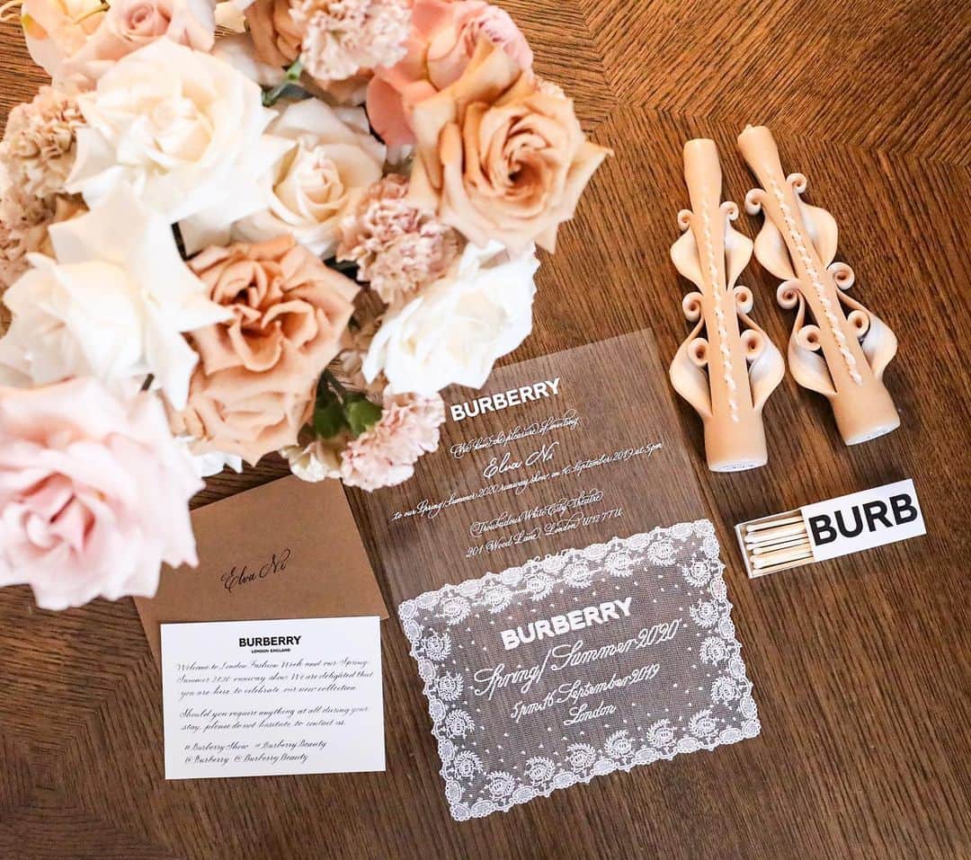 Elva Niさんのインスタグラム写真 - (Elva NiInstagram)「Dusty roses, laced invitation and a pair of elegant candles. Looking forward to tomorrow’s show🍂 @burberry #burberryshow #burberryspringsummer20」9月15日 20時24分 - misselvani