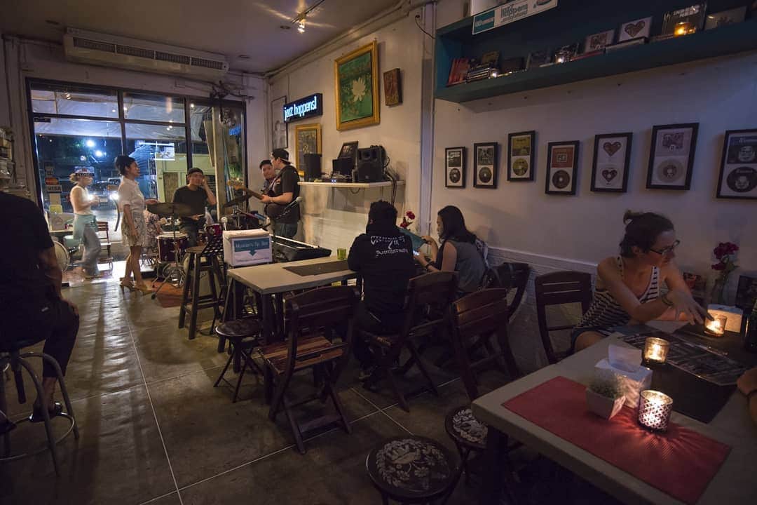 HereNowさんのインスタグラム写真 - (HereNowInstagram)「Live jazz performances every night at this jazz bar near the Chao Phraya River, @jazzhappens. เพลินกับการแสดงดนตรีแจ๊สแบบสด ๆ ทุกคืนที่แจ๊สบาร์ริมแม่น้ำเจ้าพระยา Recommended by @hellofungjai. . . . #herenowcity #wonderfulplaces #beautifuldestinations #travelholic #travelawesome #traveladdict #igtravel #livefolk #instapassport #optoutside  #Bangkok #explorethailand #バンコク #バンコク観光 #バンコク旅行 #방콕 #방콕여행 #태국 #曼谷 #jazzhappens」9月15日 20時26分 - herenowcity