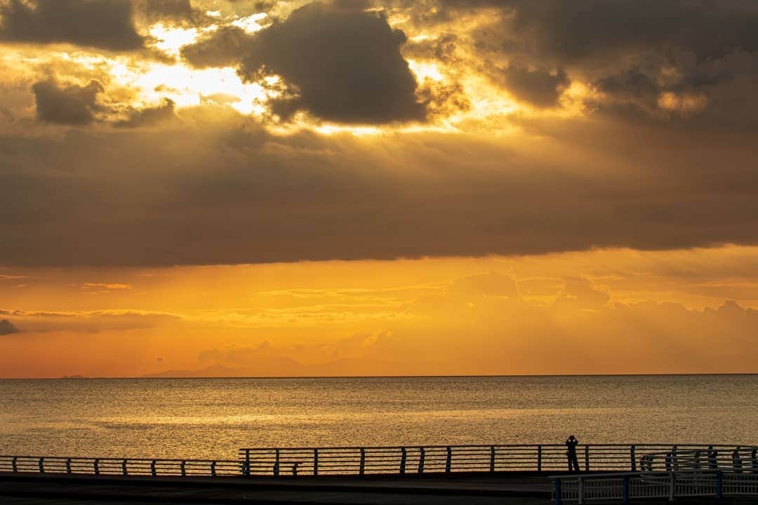鹿児島よかもん再発見さんのインスタグラム写真 - (鹿児島よかもん再発見Instagram)「日置市東市来町の江口浜にて(^-^)/ 何気ないその時その瞬間が、気持ちを優しくしてくれますね  #鹿児島 #鹿児島観光 #鹿児島の風景 #どんどん鹿児島  #日置市 #東市来 #kagoshima #sunset #夕陽」9月15日 20時36分 - kagoshimayokamon
