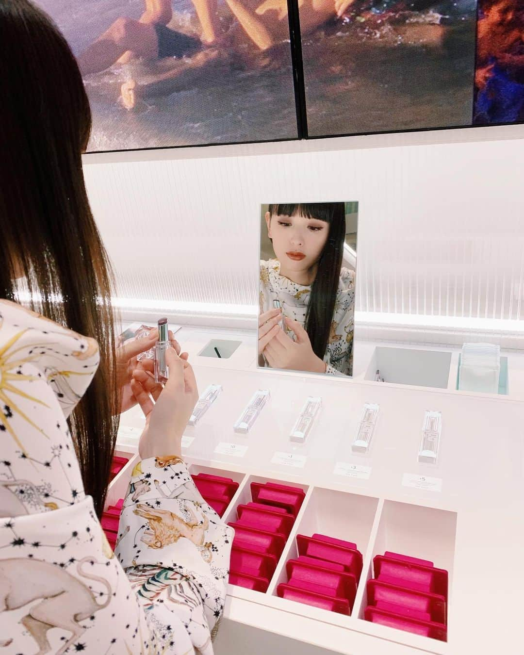 鈴木えみさんのインスタグラム写真 - (鈴木えみInstagram)「プライベートでも愛用してるカラーアイライナーのUZUから、新たなリップが登場💫表参道ヒルズで開催中のPOP UP STOREに行ってきたよ！ 唇に宿る色はその人の感情やテンションを表す...ということで、それぞれのカラーには−4から+5までの温度がネーミングされています。 リップスティックは、色によってテクスチャーが違うんです‼️この色はマットがいいけど、こっちの色ならツヤほしいな〜とかあるよね🤔理にかなっててうれしい👏🏻しかも馴染む色ばかりで、（お値段も）とてもデイリー使いしやすいです！ 私は写真で塗っている−2のシアーなセミマットなブラウンが特にお気に入りだよ♡ #38C99F #UZU #UnframeTheBeauty #UZUPR」9月15日 20時28分 - emisuzuki_official