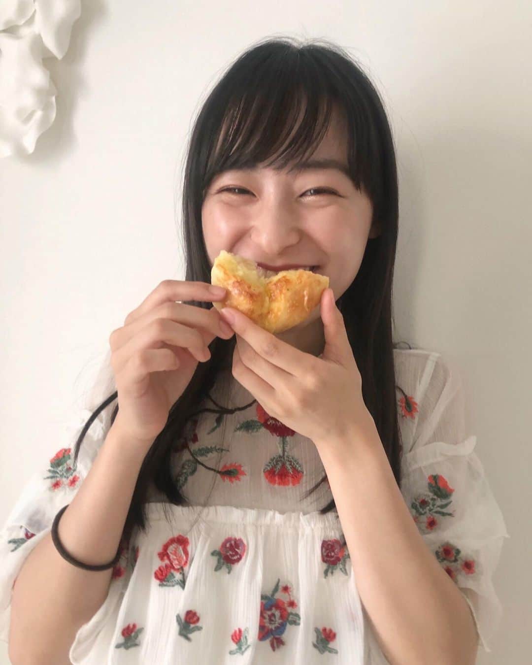 鈴木美羽さんのインスタグラム写真 - (鈴木美羽Instagram)「一番好みだったジャーマンポテトパン食べてる4コマ🥖 #欲張って上にチーズをのせすぎたら #ジャーマンポテトが見えなくなって #見た目チーズパン」9月15日 20時30分 - suzukimiu_0414