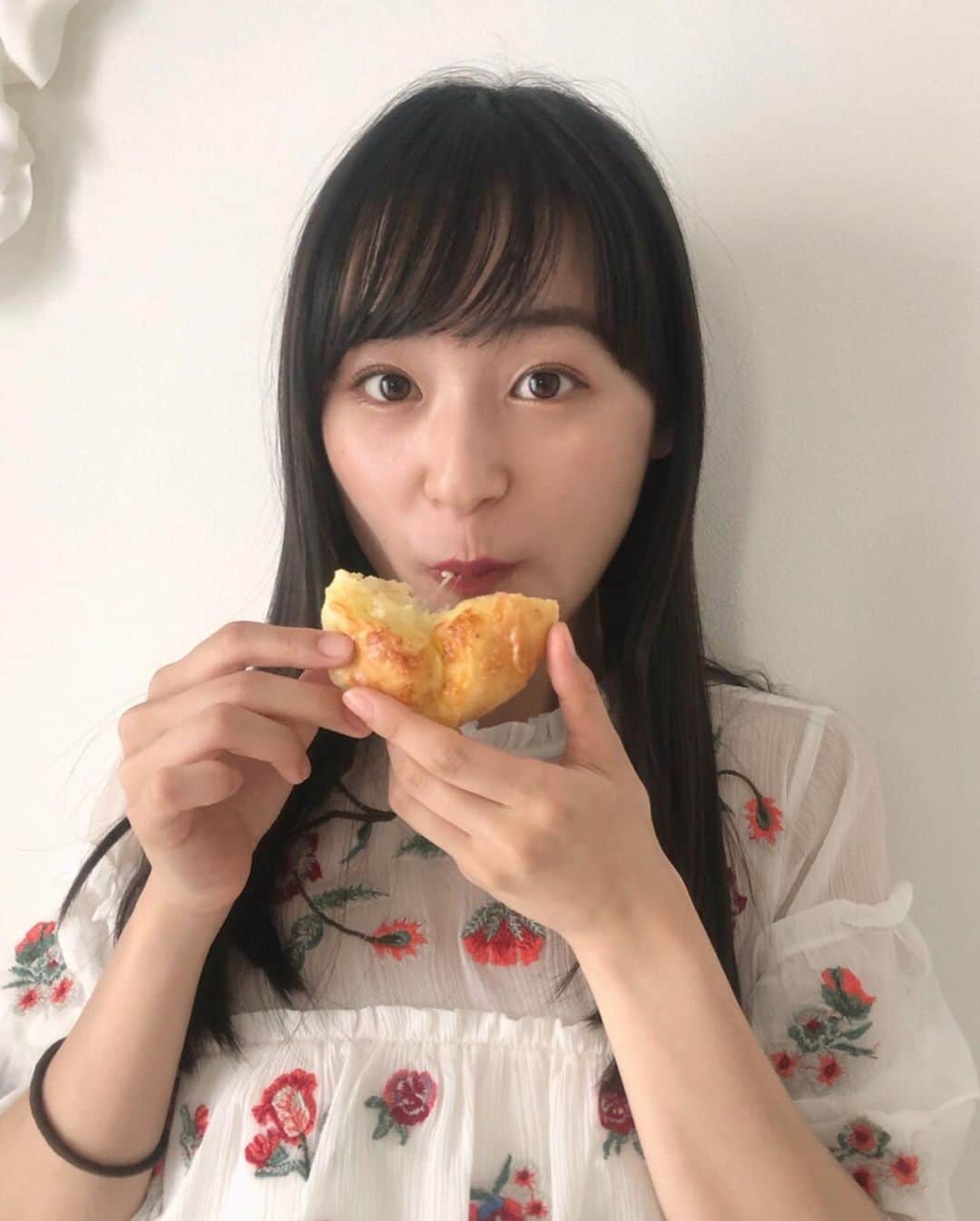 鈴木美羽さんのインスタグラム写真 - (鈴木美羽Instagram)「一番好みだったジャーマンポテトパン食べてる4コマ🥖 #欲張って上にチーズをのせすぎたら #ジャーマンポテトが見えなくなって #見た目チーズパン」9月15日 20時30分 - suzukimiu_0414