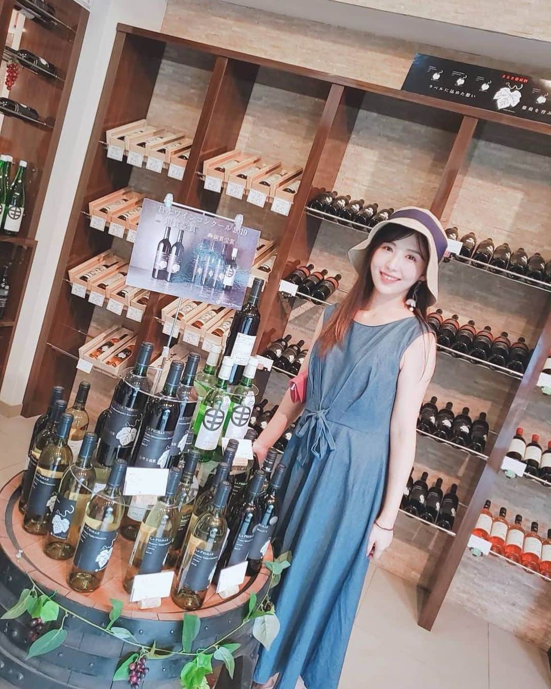 のインスタグラム：「勝沼へワイナリー巡りに行ってきました🍷 作り手さんの思いやぶどう畑を間近に感じることができて お気に入りのワインを見つけられるワイナリー巡り♡ワイン好きにはたまりません✨ こちらは日本最古のワイナリー「まるき葡萄酒」さん🍷💗 古酒がたくさん🍷✨ #ワイナリー巡り #勝沼 #ワインエキスパート  #ワイン好き #山梨県 #まるき葡萄酒」