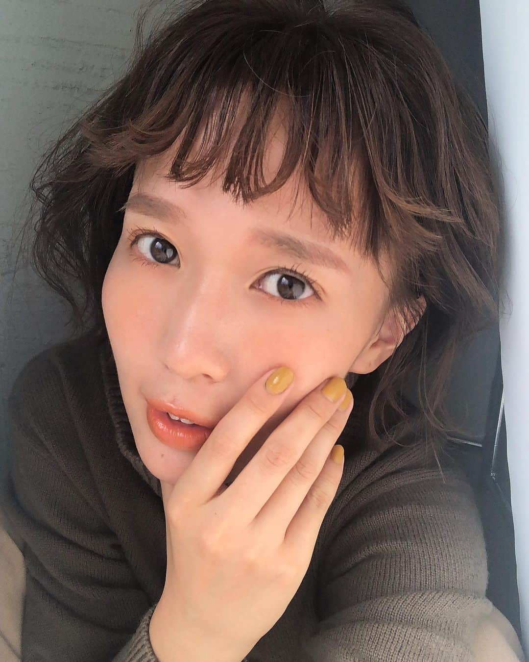 柴田紗希さんのインスタグラム写真 - (柴田紗希Instagram)「顔をおおう術をさせて頂きました笑🙏🏻 今日は @mina.magazine の撮影でヘアメイクをとても可愛くしてもらったよ。 オレンジ系🍊 この色合いやっぱり好きだな〜♡ ネイルのくすみイエローとの相性もすごく良いよね！！！ #makeup  #オレンジメイク」9月15日 20時32分 - shibasaaki