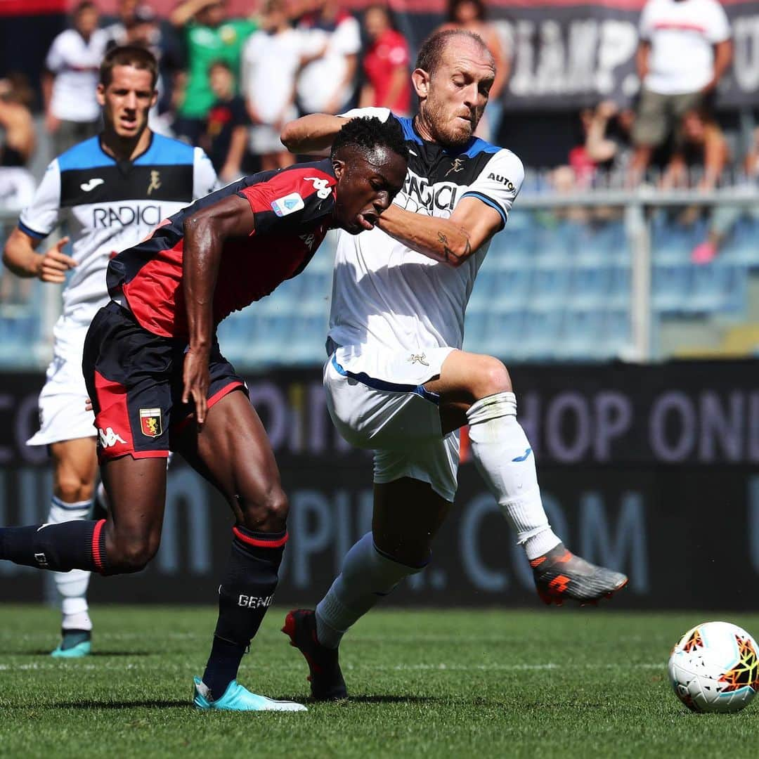 アタランタBCさんのインスタグラム写真 - (アタランタBCInstagram)「⏸ Primo tempo con tante occasioni ma senza gol. Avanti ragazzi!! A good first half ends 0-0. Keep pushing guys! 😠 — #GoAtalantaGo ⚫️🔵 #GenoaAtalanta #SerieATIM」9月15日 20時35分 - atalantabc