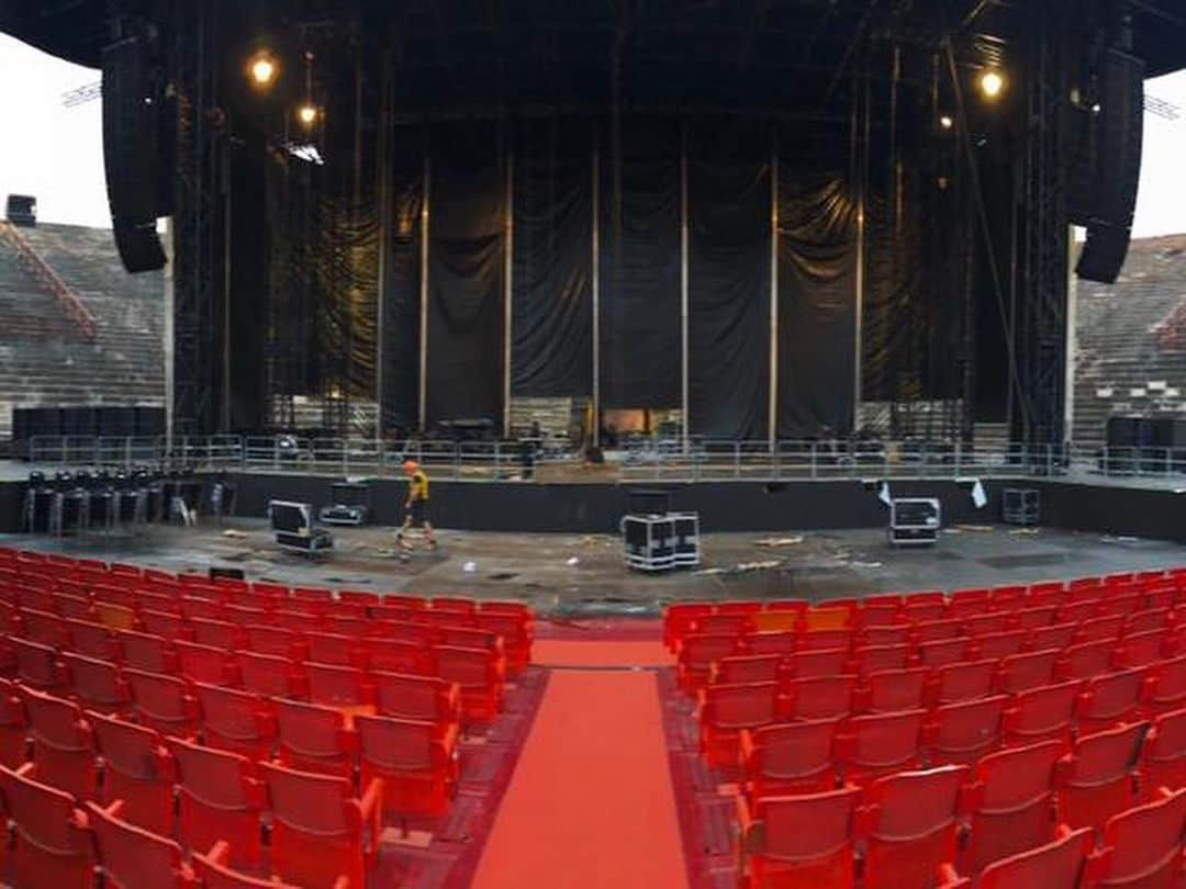 デイヴィッド・ギャレットさんのインスタグラム写真 - (デイヴィッド・ギャレットInstagram)「We‘re preparing the stage for you! Amazing venue! #davidgarrett #touring #unlimited #verona #italy」9月15日 20時35分 - davidgarrettinsta