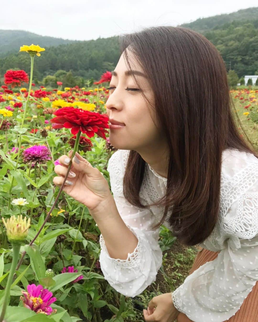 祥子さんのインスタグラム写真 - (祥子Instagram)「🌹 お花畑。 カラフルな花たちに囲まれた♡ happy💐✨ #work #flower #happy #お花畑 #花 #綺麗 #カラフル #癒し」9月15日 20時45分 - sho_ko.0413