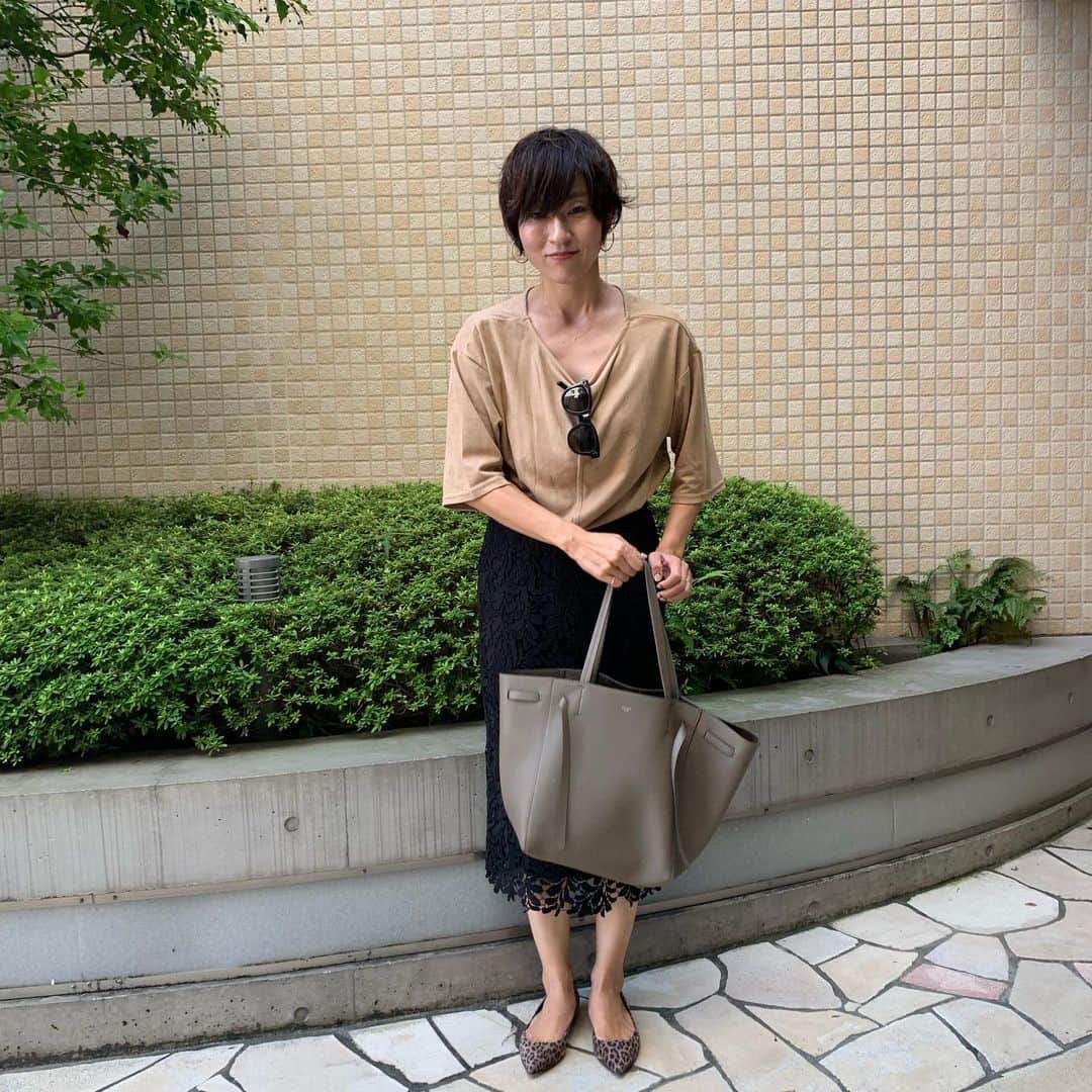 Yukarisuminoさんのインスタグラム写真 - (YukarisuminoInstagram)「またまた #しまむらコーデ 。 トップスのスエード調のものがしまむらです。やぁほんとにイイものあります！さいこー。また発掘に行きたい(病気です) . トップス @grshimamura  スカート パンプス @styledeli_official  バッグ @celine .  #アラフォーママ #アラフォーファッション #ママファッションプチプラ #ママ #コーディネート #アラフォーコーディネート #アラフォーママコーデ  #locari #jマダムのおしゃれ #レスブリス #秋コーデ #小学生ママ #きれいめカジュアル #プチプラコーデママファッション #プチプラ高見えコーデ #プチプラ服 #高見えコーデ  #しまぱと #しまむら購入品 #しまむらパトロール」9月15日 20時38分 - yukarisumino