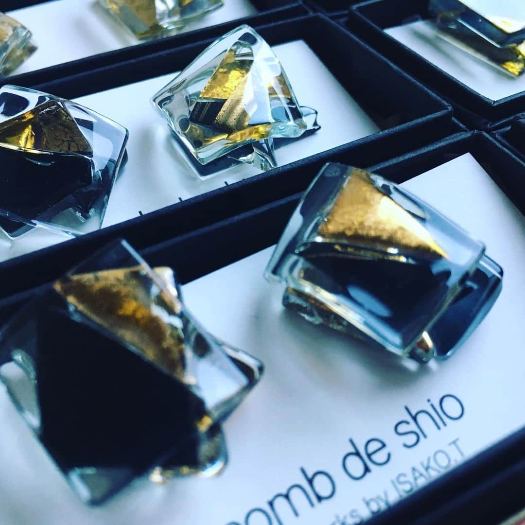 comb de shioさんのインスタグラム写真 - (comb de shioInstagram)「新作ピアス✨  休みなく続いてきた展示会への準備も、やっと終わりが見えてきました！  横浜✨ 楽しみです！ ----------------------- --------------------【横浜高島屋1Fポップアップ⤴️】 9/25(水)→30(月）  今年最後のデパートさんでの展示会となります♪  今回は、私Azusaも、Isakoさんも、連日売り場におりますので、お持ちのシルバーのお磨きや、形の調整もさせて頂きます♪  ぜひ、お手持ちのコムデシオアクセサリーを着けて、お出かけくださいませ😊💕 お待ちしております♪ ※休憩などで2人揃っていない場合もあります。DM頂ければ確実に売り場にいるように致します♪  #コムデシオ #combdeshio  #combdeshioglass  #コムデシオガラス  #横浜  #横浜高島屋  #横浜高島屋催事  #jr横浜駅  #ガラスアクセサリー  #秋のアクセサリー  #おしゃれさんと繋がりたい  #人生100年時代  #40代ファッション  #50代ファッション  #60代ファッション  #70代ファッション #イヤリング  #artjewellery  #earrings #japanesemodern」9月15日 20時40分 - comb_de_shio