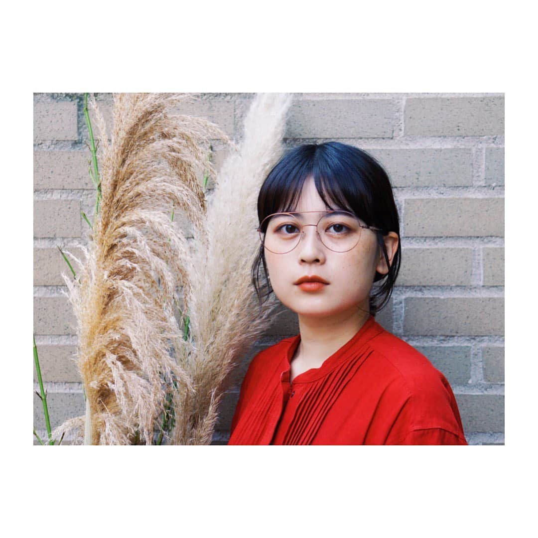 のインスタグラム：「MOMOKA’S PICK: MYKITA Shop Tokyoの新しいスタッフ、Momokaが選ぶメガネは、ラウンド型のダブルブリッジフレームのLONNE Purple Bronzeです。 A new member of MYKITA Shop Tokyo, Momoka wearing LONNE Purple Bronze. #MYKITA #mykitashoptokyo #mykitashoptokyosnap」