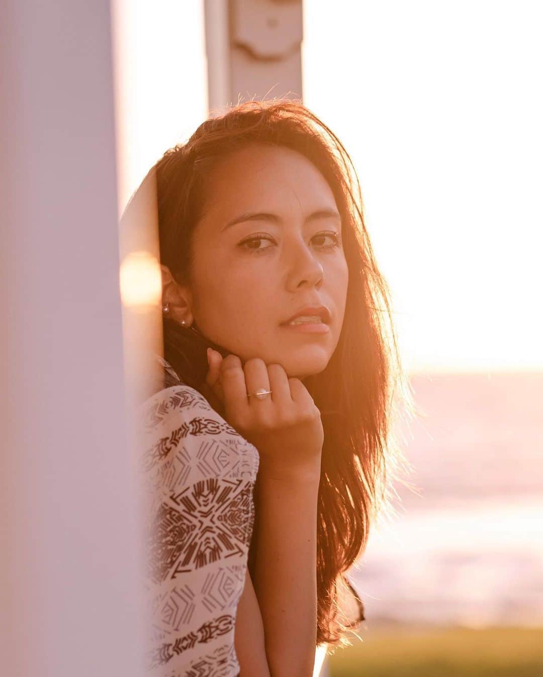 のインスタグラム：「サンセット待ち🌅 どこの？とよく聞かれる指輪は @leinaia 💞 . . . . . #waitingfor #sunset #leinaia #pearl #ring #ootd #hawaiian #accessory #hawaii #レイナイア #ハワイ #サンセット待ち」