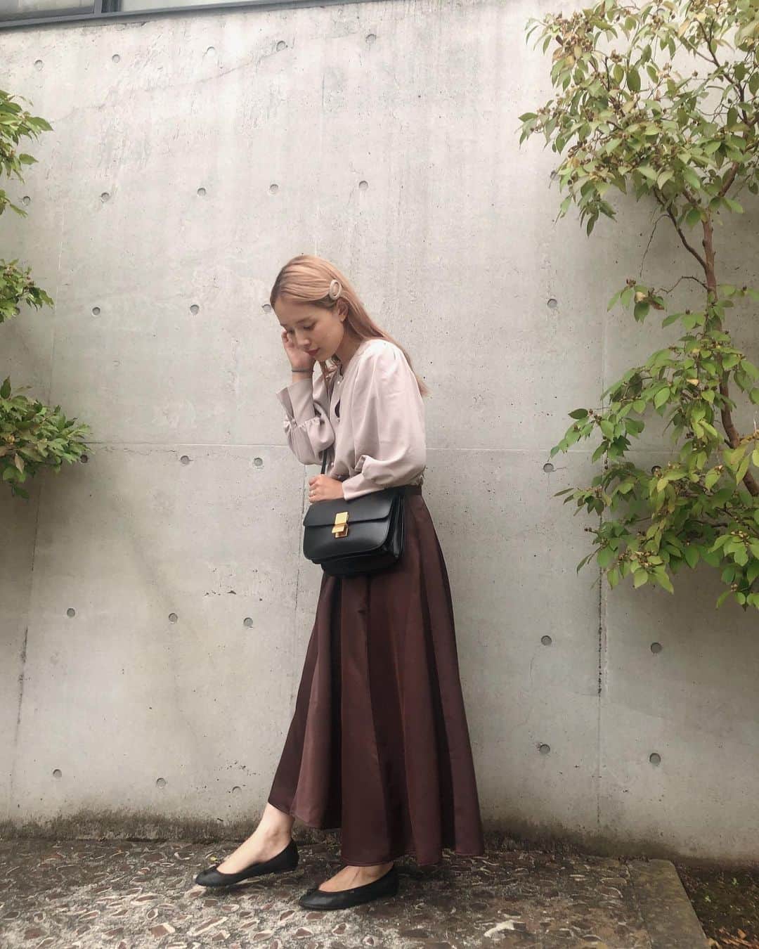 目見田早弥子のインスタグラム：「| 🧳🐻👞 大好きな @moirelaxing のサテンスカート。 可愛い！ってたくさん褒められた🧡 ヘアアクセもmoiです！ yukaさんいつも素敵なお洋服をありがとうございます🌼」