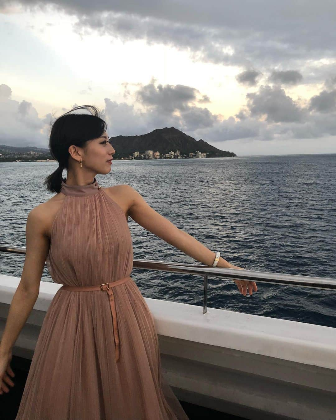 木下春奈さんのインスタグラム写真 - (木下春奈Instagram)「・ ・ hawaii1日目はcruise dinner🚢 ・  珍しくピンクベージュのドレスを着ました こちら小嶋陽菜さん @nyanchan22 のブランド  @herlipto のドレスです👗 ・ デザインといい色味といい絶妙に可愛くて、見た瞬間思わずぽちっとしてた💓💓 ・ ・ #hawaii#dinner#cruisedinner#cruise #dress#fashion#🇺🇸」9月15日 20時41分 - haruna_kinoshita