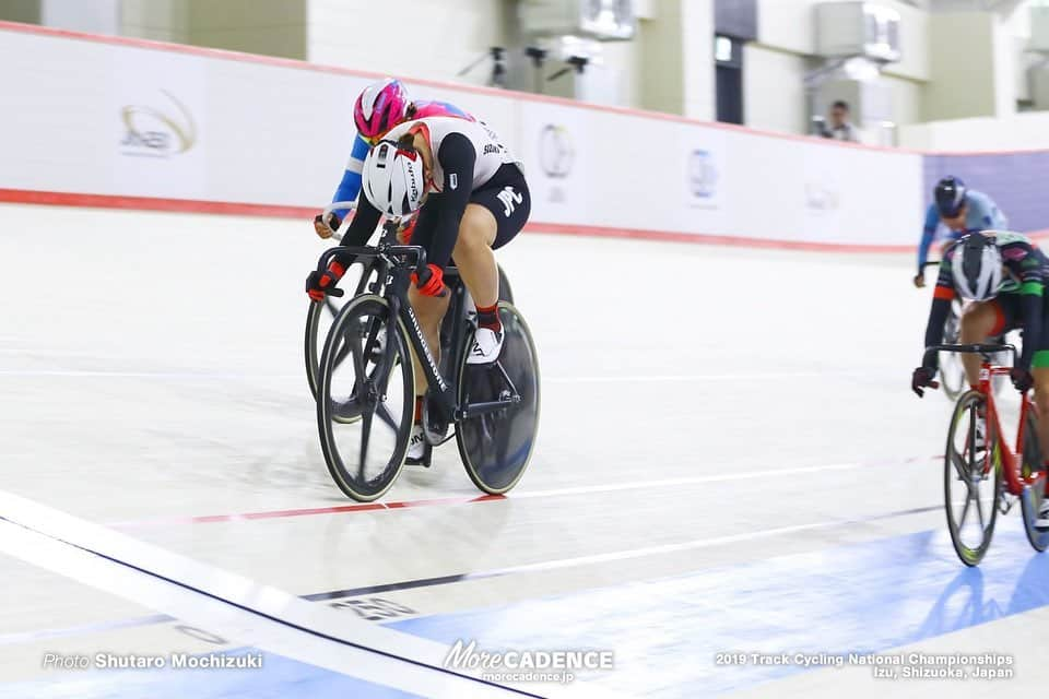 鈴木奈央さんのインスタグラム写真 - (鈴木奈央Instagram)「. 《全日本トラック選手権Day2》 . ★スクラッチレース 250mバンクを40周(10km)を 1番でゴールした人が勝ち . 私の1番得意な種目です。 . 結果は5位。 ゴール前4コーナー出口での降格 (十分な車間距離をとらず内側選手の前へ出た) をしてしまい、 1位でゴールしましたが5位になりました。 . このような事がないよう 次から気をつけます。 . 明日はポイントレース 切り替えて頑張ります！ . #スクラッチレース #鈴木奈央 #全日本選手権」9月15日 20時42分 - keirin70