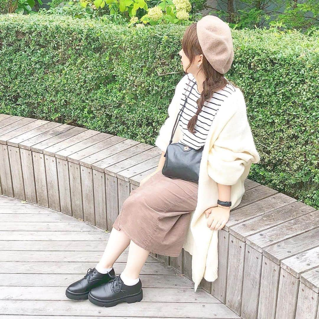 haruさんのインスタグラム写真 - (haruInstagram)「ㅤㅤㅤㅤㅤㅤㅤㅤㅤㅤㅤㅤㅤ ㅤㅤㅤㅤㅤㅤㅤㅤㅤㅤㅤㅤㅤ ㅤㅤㅤㅤㅤㅤㅤㅤㅤㅤㅤㅤㅤ #ootd ㅤㅤㅤㅤㅤㅤㅤㅤㅤㅤㅤㅤㅤ 秋コーデ🍁 2年前くらいにジーナシスで購入した ロングのニットカーディガン が好きすぎて 着すぎてボロボロなってたのでずっと探してたんだけど @fifth_store で似たようなのを見つけました🥺❤️！ ( 昔から見てくださってる方は知ってるかも？笑 ) ㅤㅤㅤㅤㅤㅤㅤㅤㅤㅤㅤㅤㅤ 品名は #ボリュームスリーブマキシガウン です ✨ ㅤㅤㅤㅤㅤㅤㅤㅤㅤㅤㅤㅤㅤ 153cm でこれくらいの丈感です♡！ 袖のたっぽり感、全体のゆるい感じ 生地の柔らかさ 着るだけでゆるコーデができてお気に入り💓 ㅤㅤㅤㅤㅤㅤㅤㅤㅤㅤㅤㅤㅤ ㅤㅤㅤㅤㅤㅤㅤㅤㅤㅤㅤㅤㅤ これ好きすぎてこれから登場率多くなるかもです😂🧡 ㅤㅤㅤㅤㅤㅤㅤㅤㅤㅤㅤㅤㅤ お洋服の詳細はWEARに載せています☺！ ㅤㅤㅤㅤㅤㅤㅤㅤㅤㅤㅤㅤㅤ ❤︎ tops : #lowrysfarm ❤︎ skirt : #GU ❤︎ cardigan : #fifth ❤︎ shoes : #grl @grl_official ❤︎ béret : #nicoand ㅤㅤㅤㅤㅤㅤㅤㅤㅤㅤㅤㅤㅤ ㅤㅤㅤㅤㅤㅤㅤㅤㅤㅤㅤㅤㅤ ハリネズミ🦔本当にかわいすぎたので 結婚式おわったら飼いたいなあ(  ᵒ̴̶̷᷄௰ᵒ̴̶̷᷅ )💕笑 ㅤㅤㅤㅤㅤㅤㅤㅤㅤㅤㅤㅤㅤ ㅤㅤㅤㅤㅤㅤㅤㅤㅤㅤㅤㅤㅤ #fifthtl#フィフス#秋コーデ#カジュアル#低身長コーデ#グレイル  #harud ㅤㅤㅤㅤㅤㅤㅤㅤㅤㅤㅤㅤㅤ」9月15日 20時43分 - __haru3