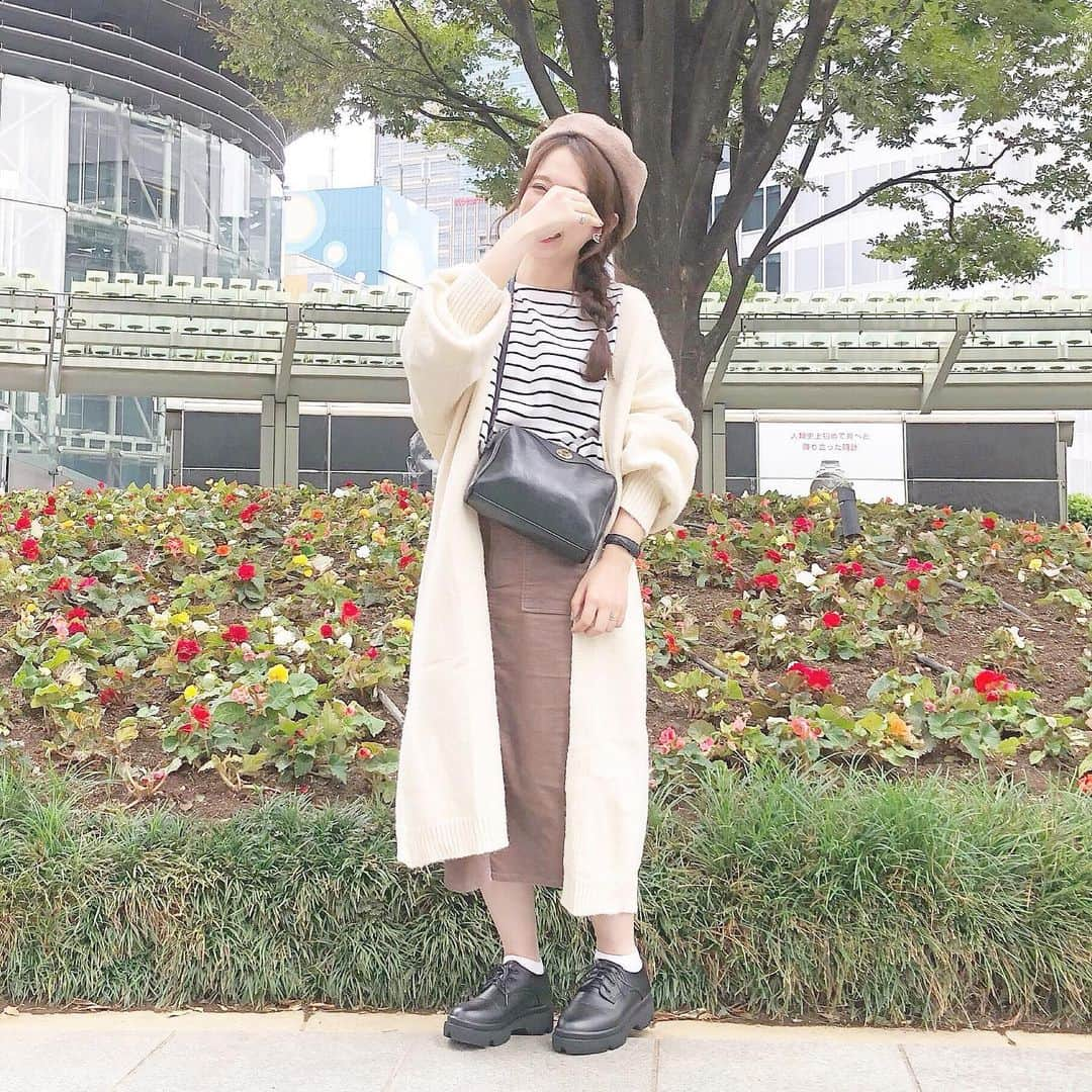 haruさんのインスタグラム写真 - (haruInstagram)「ㅤㅤㅤㅤㅤㅤㅤㅤㅤㅤㅤㅤㅤ ㅤㅤㅤㅤㅤㅤㅤㅤㅤㅤㅤㅤㅤ ㅤㅤㅤㅤㅤㅤㅤㅤㅤㅤㅤㅤㅤ #ootd ㅤㅤㅤㅤㅤㅤㅤㅤㅤㅤㅤㅤㅤ 秋コーデ🍁 2年前くらいにジーナシスで購入した ロングのニットカーディガン が好きすぎて 着すぎてボロボロなってたのでずっと探してたんだけど @fifth_store で似たようなのを見つけました🥺❤️！ ( 昔から見てくださってる方は知ってるかも？笑 ) ㅤㅤㅤㅤㅤㅤㅤㅤㅤㅤㅤㅤㅤ 品名は #ボリュームスリーブマキシガウン です ✨ ㅤㅤㅤㅤㅤㅤㅤㅤㅤㅤㅤㅤㅤ 153cm でこれくらいの丈感です♡！ 袖のたっぽり感、全体のゆるい感じ 生地の柔らかさ 着るだけでゆるコーデができてお気に入り💓 ㅤㅤㅤㅤㅤㅤㅤㅤㅤㅤㅤㅤㅤ ㅤㅤㅤㅤㅤㅤㅤㅤㅤㅤㅤㅤㅤ これ好きすぎてこれから登場率多くなるかもです😂🧡 ㅤㅤㅤㅤㅤㅤㅤㅤㅤㅤㅤㅤㅤ お洋服の詳細はWEARに載せています☺！ ㅤㅤㅤㅤㅤㅤㅤㅤㅤㅤㅤㅤㅤ ❤︎ tops : #lowrysfarm ❤︎ skirt : #GU ❤︎ cardigan : #fifth ❤︎ shoes : #grl @grl_official ❤︎ béret : #nicoand ㅤㅤㅤㅤㅤㅤㅤㅤㅤㅤㅤㅤㅤ ㅤㅤㅤㅤㅤㅤㅤㅤㅤㅤㅤㅤㅤ ハリネズミ🦔本当にかわいすぎたので 結婚式おわったら飼いたいなあ(  ᵒ̴̶̷᷄௰ᵒ̴̶̷᷅ )💕笑 ㅤㅤㅤㅤㅤㅤㅤㅤㅤㅤㅤㅤㅤ ㅤㅤㅤㅤㅤㅤㅤㅤㅤㅤㅤㅤㅤ #fifthtl#フィフス#秋コーデ#カジュアル#低身長コーデ#グレイル  #harud ㅤㅤㅤㅤㅤㅤㅤㅤㅤㅤㅤㅤㅤ」9月15日 20時43分 - __haru3