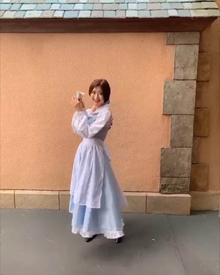 のインスタグラム：「ㅤ ㅤ ディズニーハロウィン2019 仮装第1.2弾はこちらっ！❤️ ㅤ ㅤㅤㅤㅤ ㅤ 町ベル👱🏻‍♀️📘と 実写シンデレラ👸🏼🦋👠💎 ㅤㅤ ㅤ ㅤ たーーーーんのしかったーーー😍❤️❤️❤️ ㅤ 動画の私の茶番は シンデレラのセリフの真似👼🏻 温かい目で見てください🥺🙏🏻💓笑 ㅤ ㅤ ㅤㅤ ㅤㅤ ちなみに私とまなが着てるドレスは全部 パンセルコ( @penseeruco_official )の プリンセスドレスです👸🏼👗💖 ㅤ ㅤ ㅤ ㅤ ㅤㅤ ㅤㅤ #kana_mana ㅤㅤ ㅤㅤ #kana_disney #kana_halloween ㅤㅤ ㅤ ㅤ #パンセルコ #penseeruco #dハロ #ディズニーハロウィン #ディズニーハロウィーン #ディズニーハロウィン2019 #仮装 #仮装ディズニー #ディズニープリンセス #町ベル #シンデレラ #アナ #東京ディズニーランド #ディズニーランド #tokyodisneyland #tdl #tokyodisneyresort #tdr #disneyhalloween #disneyprincess」