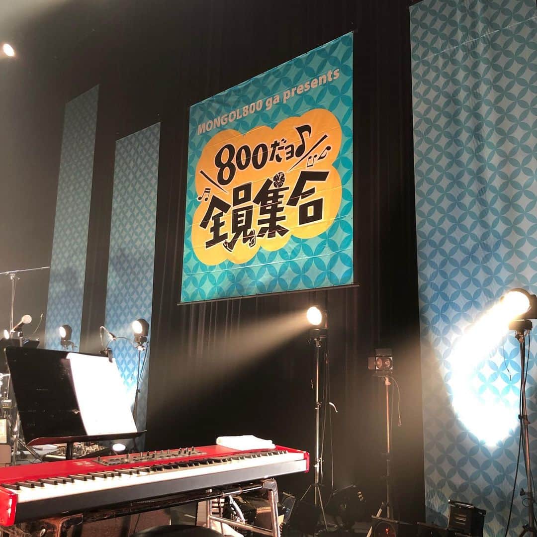のインスタグラム：「・ 昨日は大阪はオリックス劇場で 2年ぶりの800だョ全員集合！ モンゴル800DXの一員として、 レッツらぷーぷー そして、 レッツらポロリもさせてもらいました♬ 笑いあり涙あり。 いやぁ〜タノシイがすぎた〜!! 次は20日ナイスフライデーに 東京は中野サンプラザ。 おいっすぅ〜しようぜぃ！ ピス！  #mongol800 #モンパチ #800だよ全員集合 #オリックス劇場 #おいっす」