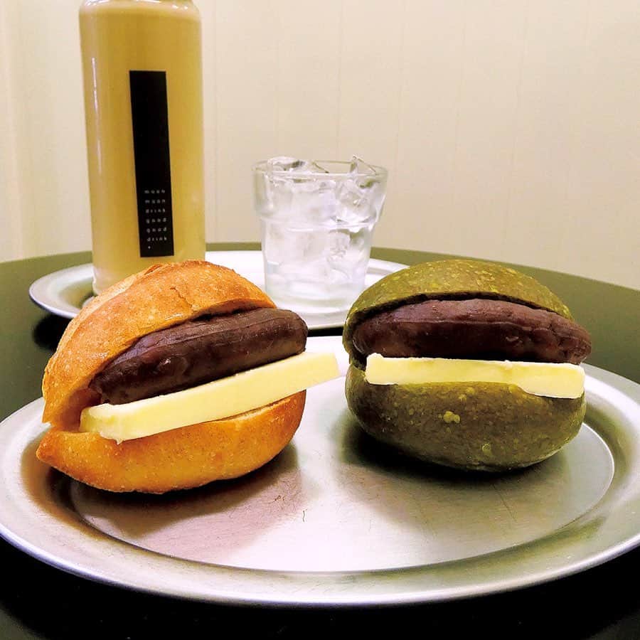 &Premium [&Premium] magazine.さんのインスタグラム写真 - (&Premium [&Premium] magazine.Instagram)「ライター片倉真理さん（@marikatakura）の連載「&Taipei」、今号では大安を巡ります。 『ムーン・ベイキング』の「あんバター」は、台湾産のあんことフランス産の発酵バターを使用し、甘さと塩気が絶妙。パン職人のムーンさんとデザイナーのココさんが営む、大安エリア、期待の新星です。最新号「あの人が、もう一度読みたい本」発売中。（→p.139） #andpremium #アンドプレミアム #あの人がもう一度読みたい本  #INSPIRINGBOOKS #台北 #taipei #台灣 #大安 #あんバター #moonbaking」9月15日 21時01分 - and_premium