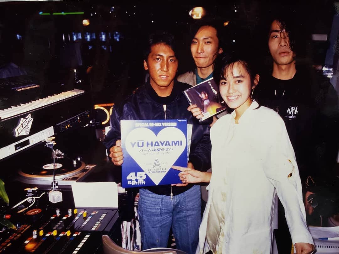 のインスタグラム：「#坂上指原のつぶれない店 dj honda君と再会！！TRFをやる全然前に #TheJG's と言うRemix チームを組んでいました！！hondaくん、昔と全然変わってなかったなぁ！！懐かしい再会は今の自分に刺激とファイトが沸いた！！ 1987年、32年前、早見優ちゃんのリミックスを作った時の写真！！髙瀬浩一(本名) 25才！！ #早見優 #djhonda #三好史 #DJKOO」