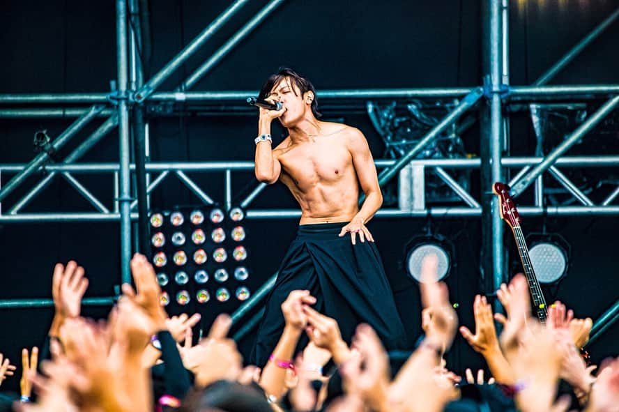 セキはん（コロナナモレモモ）のインスタグラム：「氣志團万博2019 9.14 MOSSAI STAGE 一緒に騒いでくれてありがとね🥺✨ こんなにおもてなしの精神を学べるフェスってなかなか無い。いろんな面でめちゃくちゃ勉強になる。本当にありがたい。 オープニングの映像も最幸だった。翔やんがいろいろ考えてくれてるのが伝わってテンション上がりまくった。嬉しかった。。。 またここに戻って来られますように。  Photo by 浜野カズシ  #氣志團万博最高かよ #コロナナモレモモ #マキシマムザホルモン2号店」