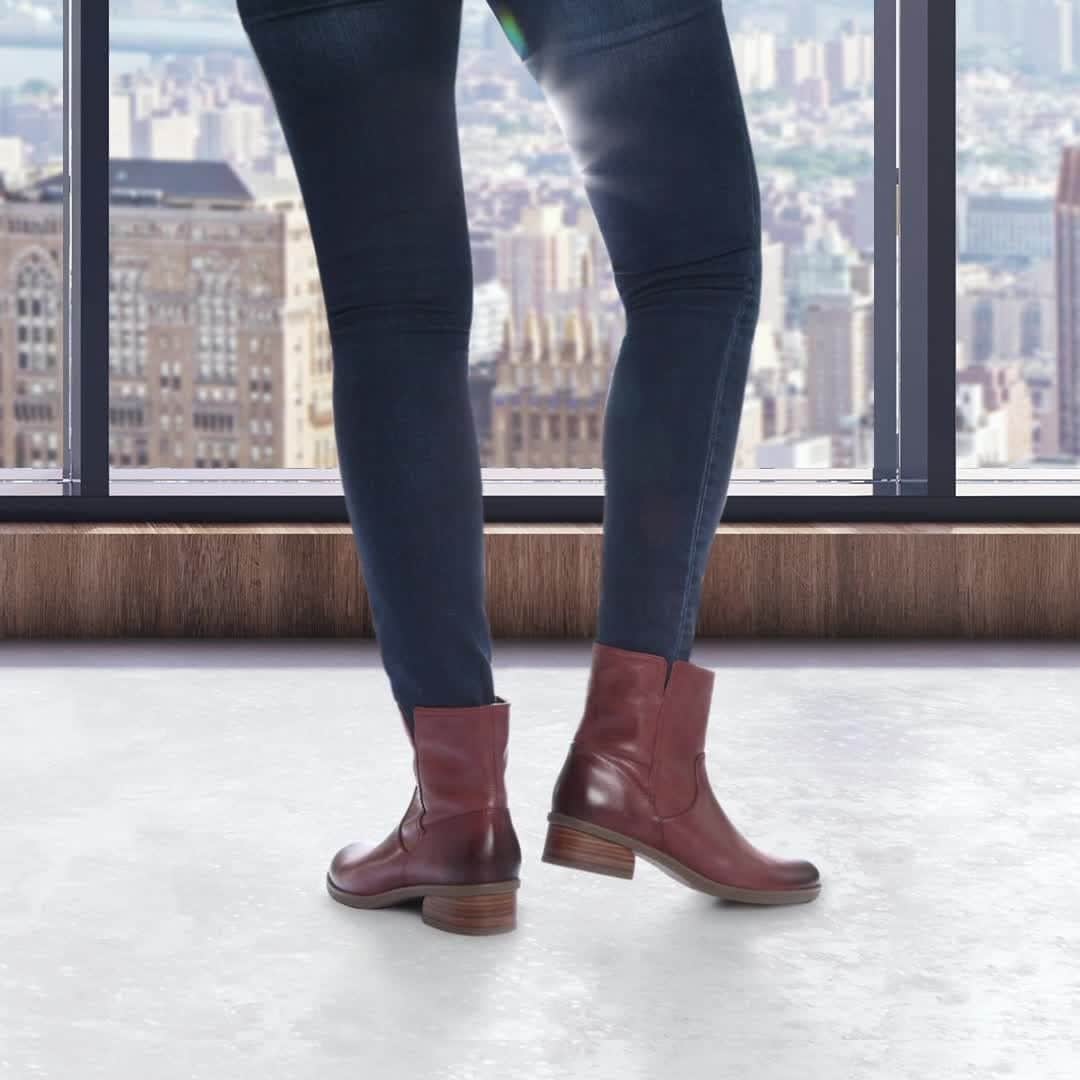 のインスタグラム：「Take a closer look at our new fall booties. . . . #dansko #instalove #boots #shoes #danskos #justyourfavorites #instagood #danskostyle #comfort #newshoes #booties #fall #autumn」